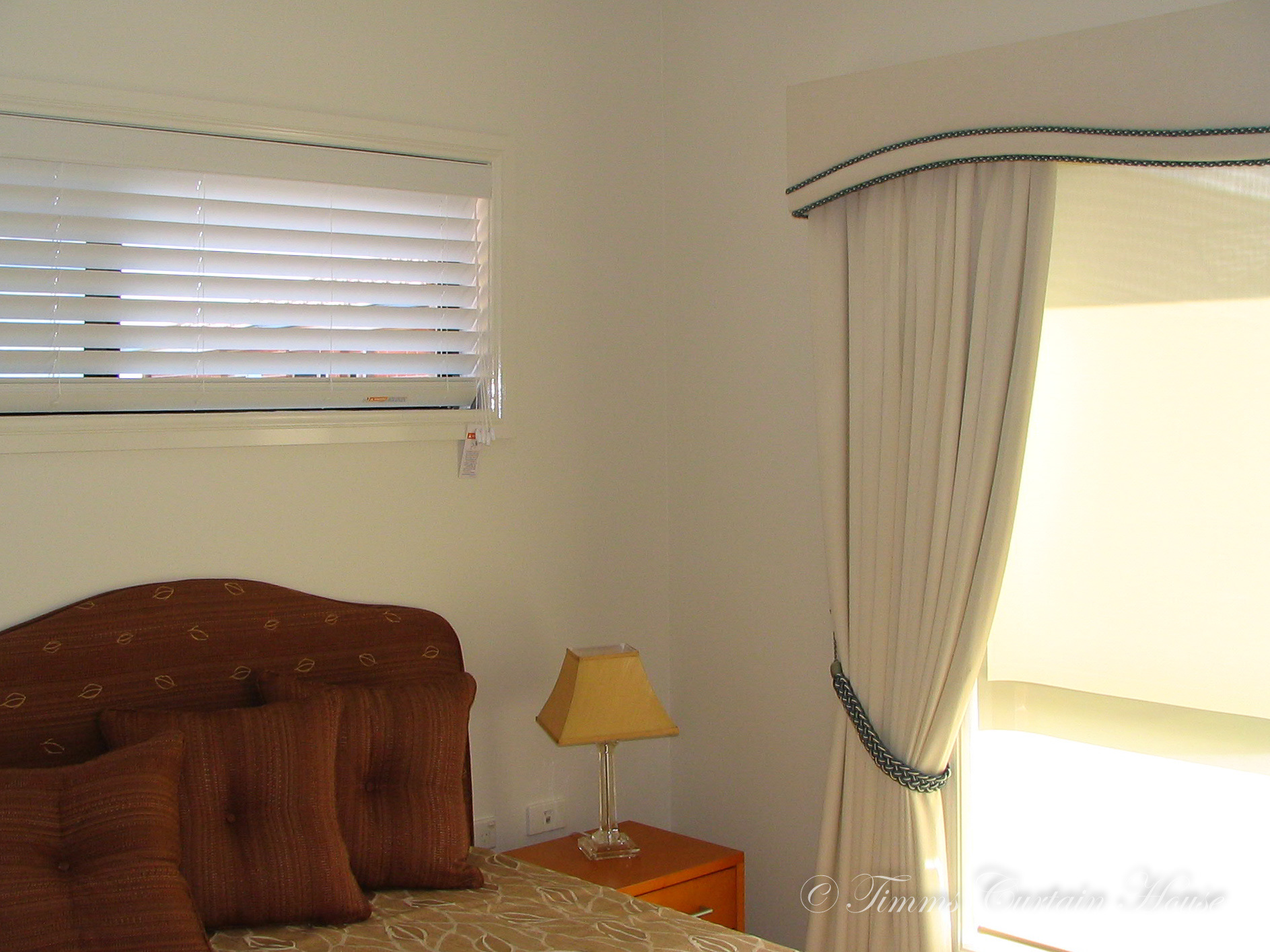 Pelmet and curtain with venetian