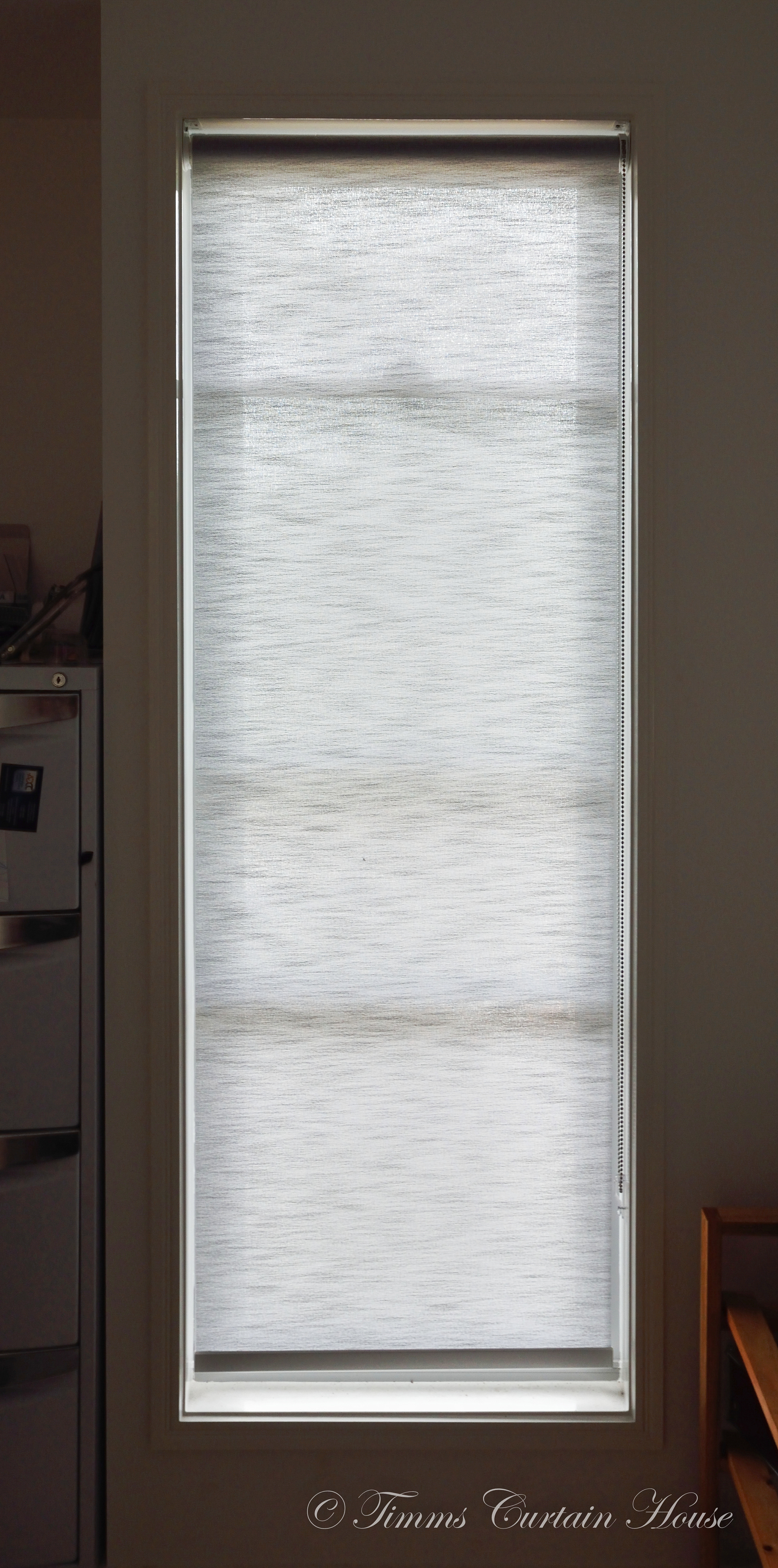Transparent roller blind