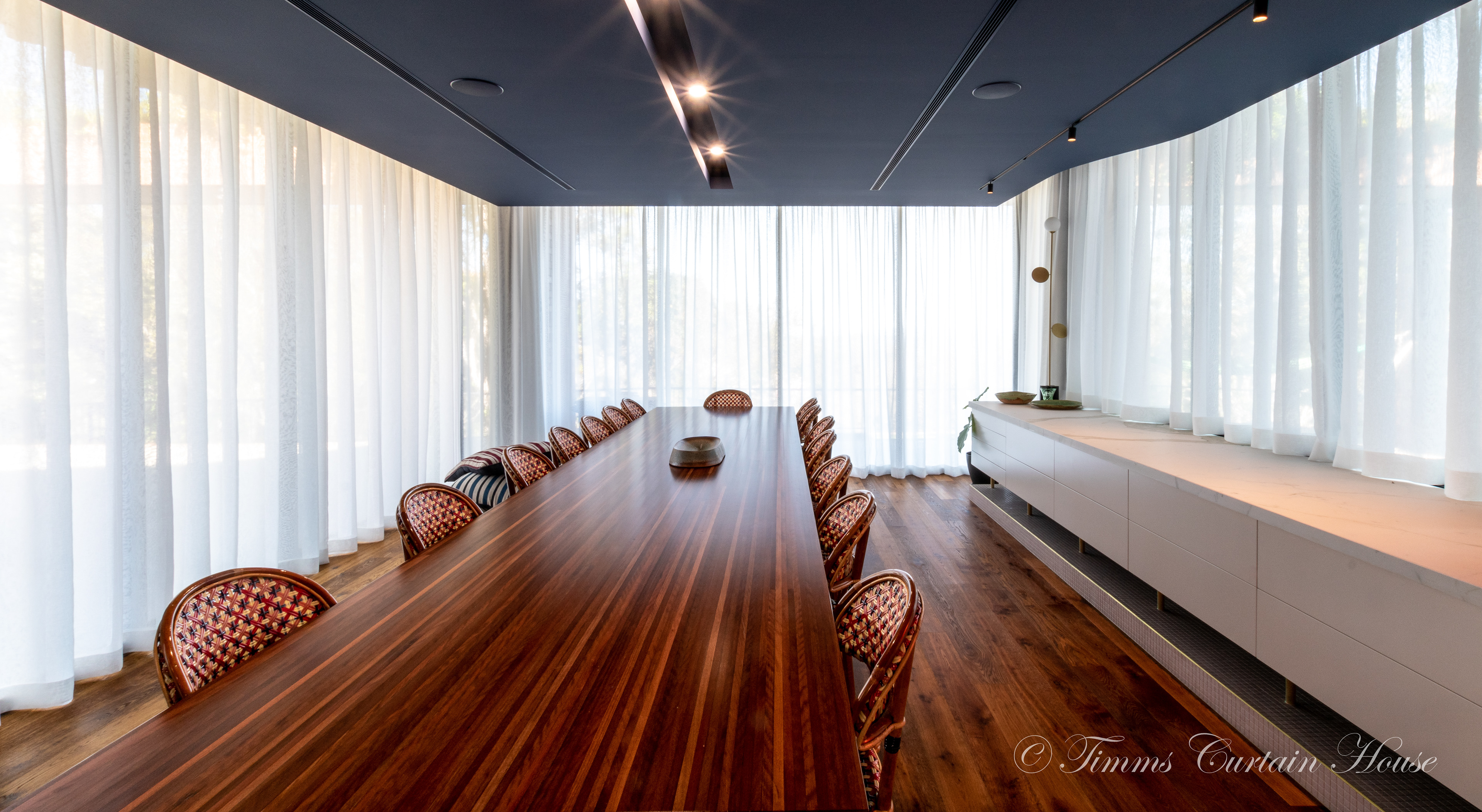 Multiheight curtain with curved rail in ceiling recess
