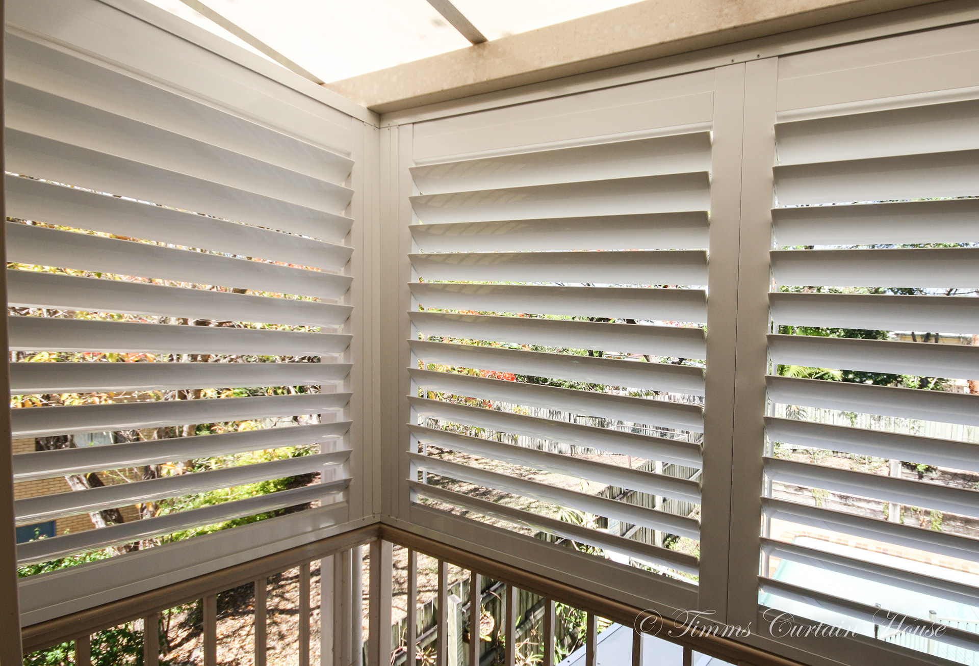 External shutters into a corner