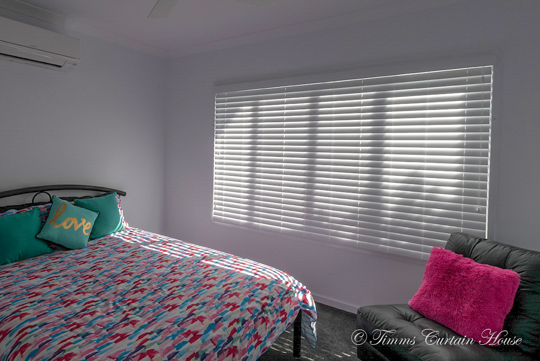Venetian blind controlling light
