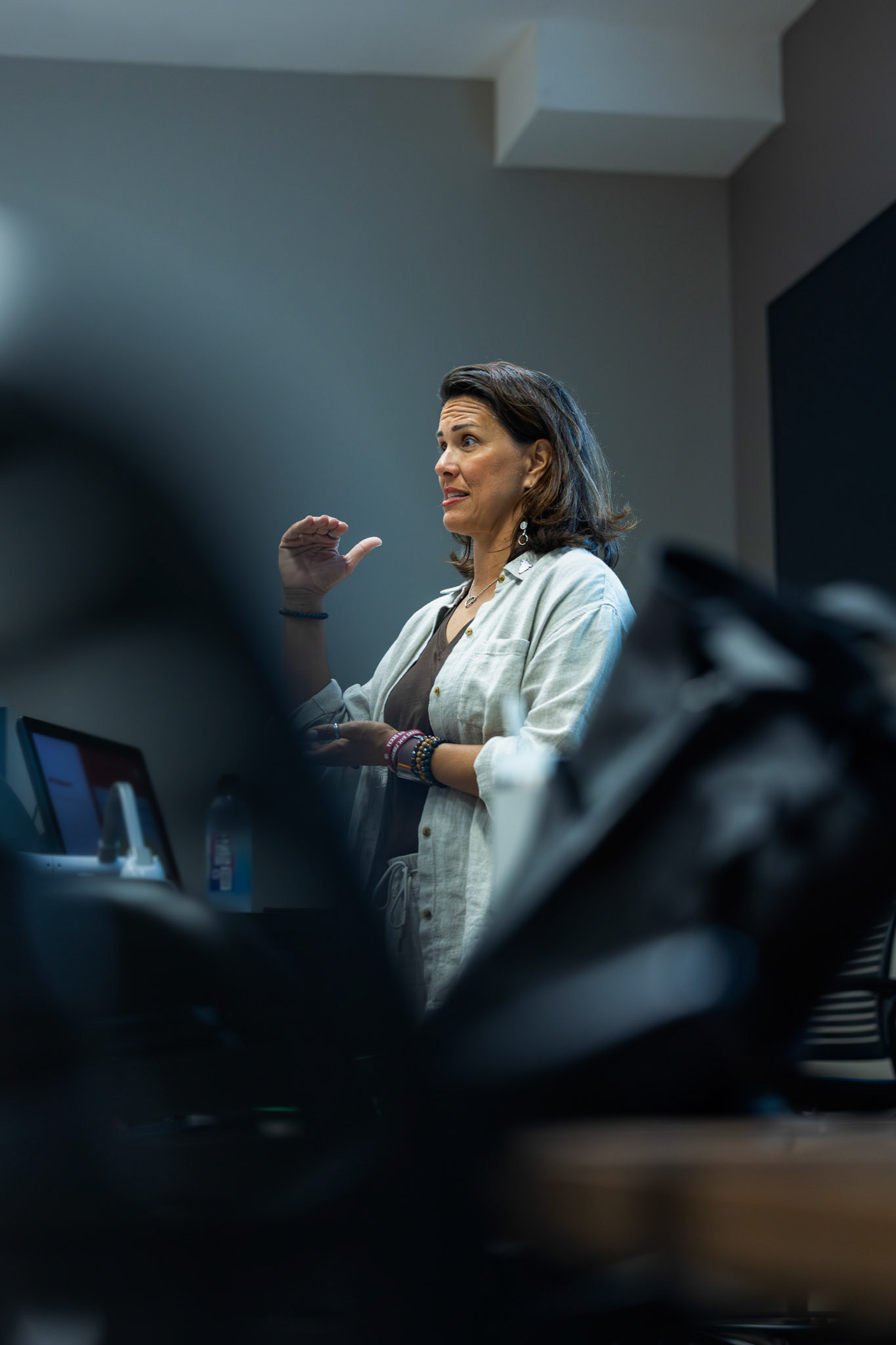 Former Miami Dolphins CMO, Pri Shumate speaks to a class