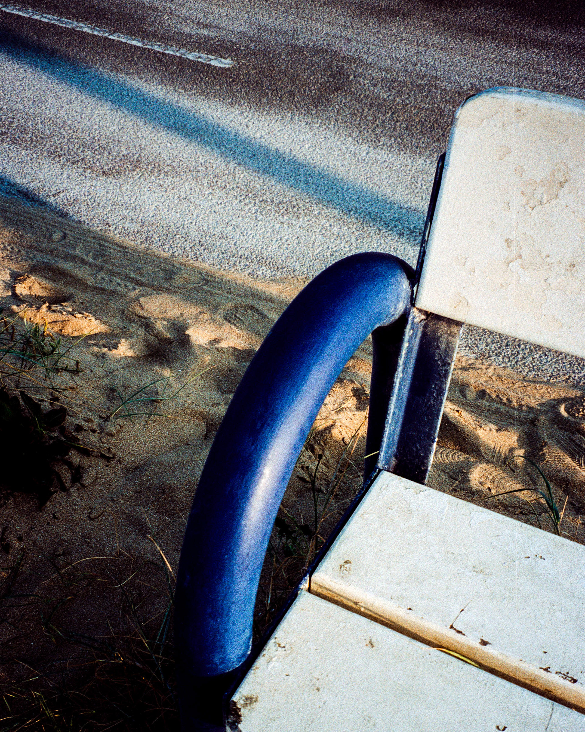 "Entre sable et bitume" Normandie - 06/23 Cinestill400D ©JuniorPhotos 2023