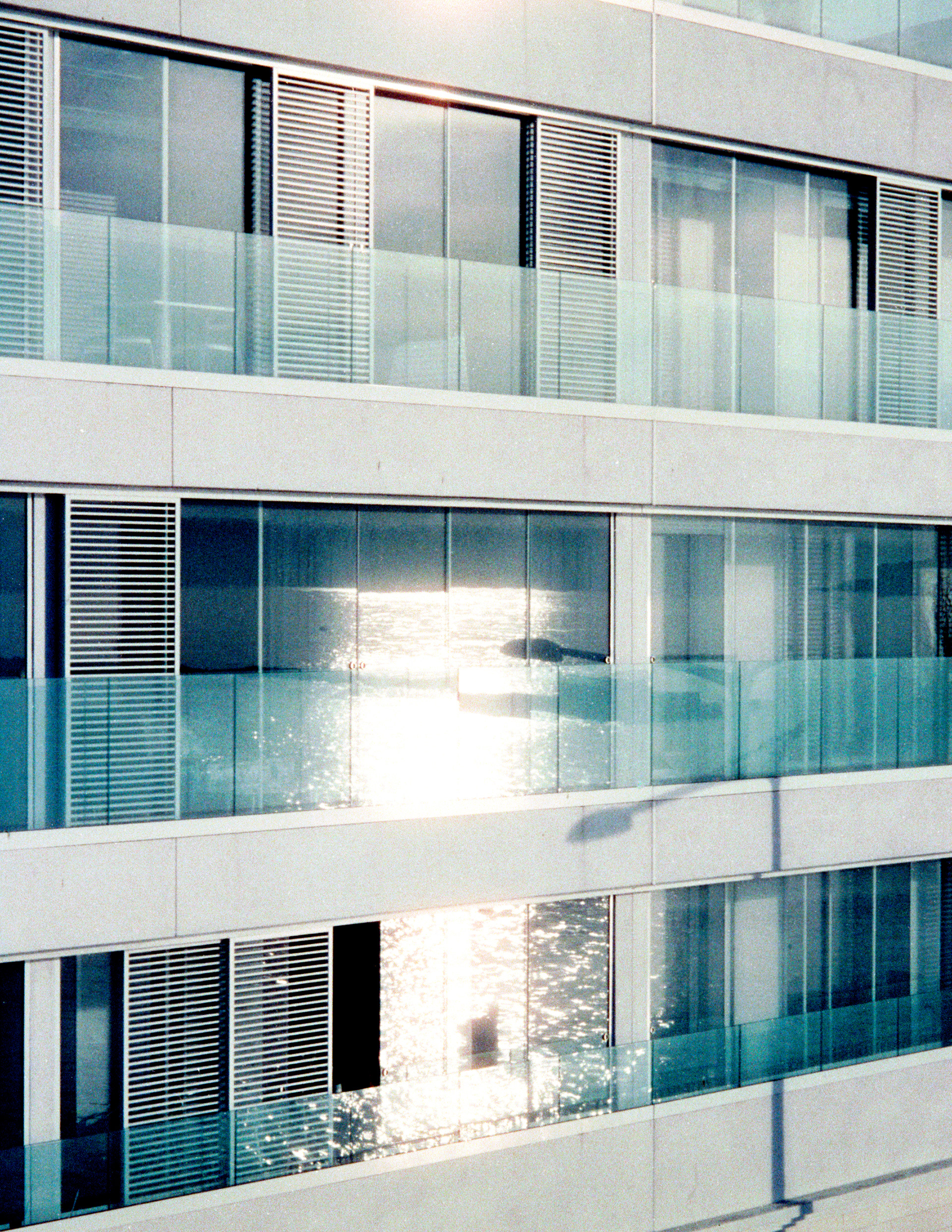 "Un reflet bleu" Cinestill 800T x Canon Prima ©JuniorPhotos 2023