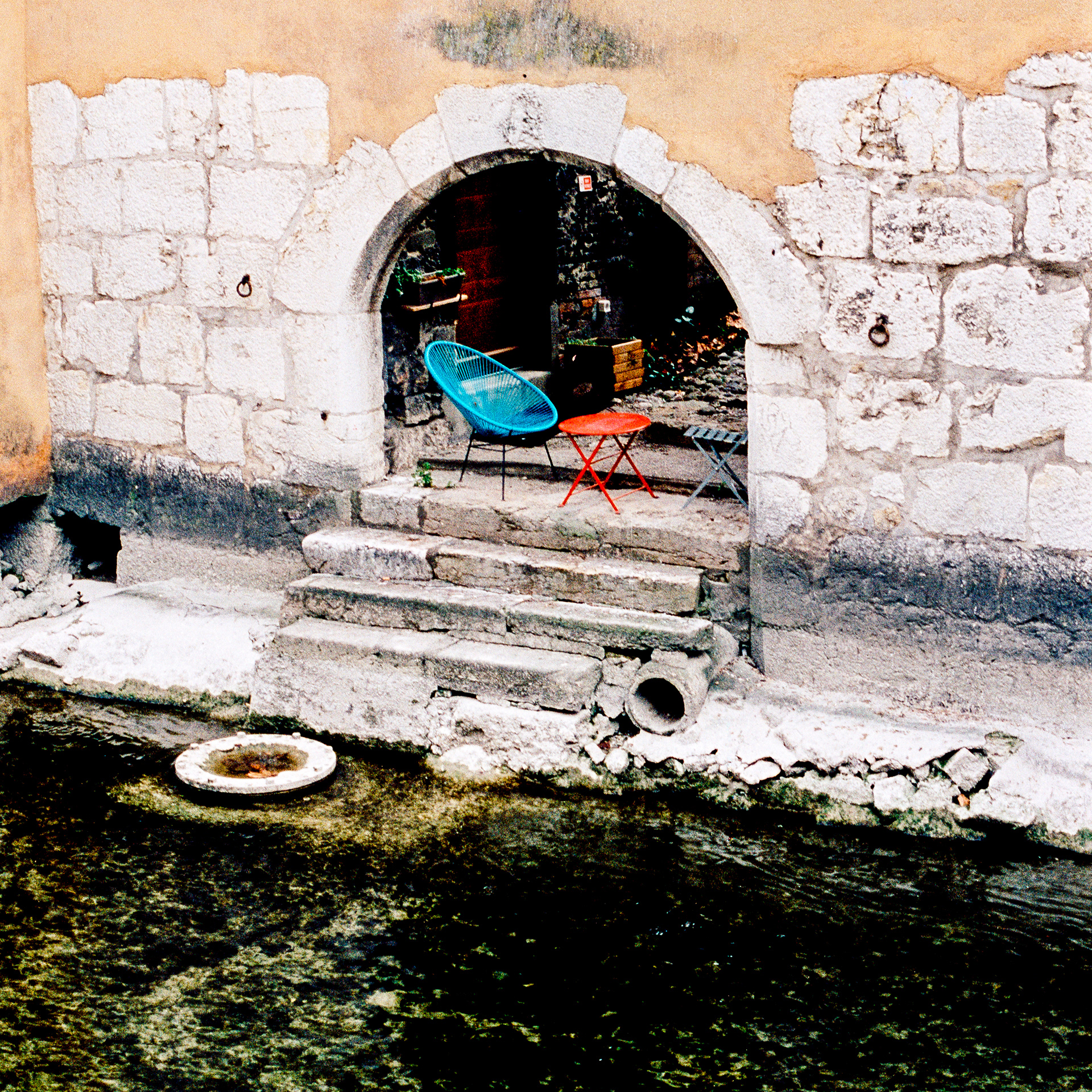 "La table et les chaises d'Annecy" - Kodak Vision 3 250D - Olympus OM10  ©JuniorPhotos 2023