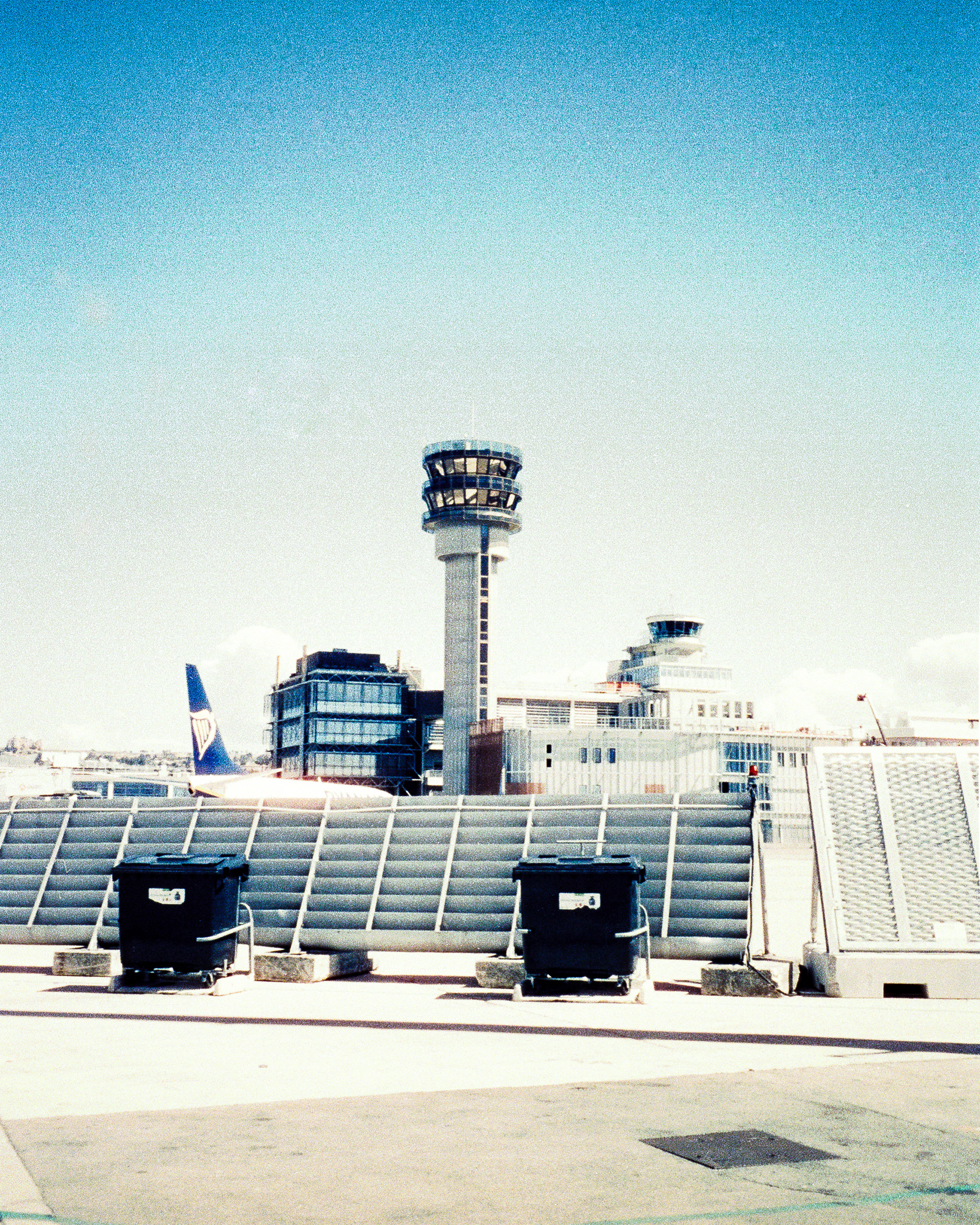 "Aèroport de Marignane" Cinestill 800T x Canon Prima ©JuniorPhotos 2023