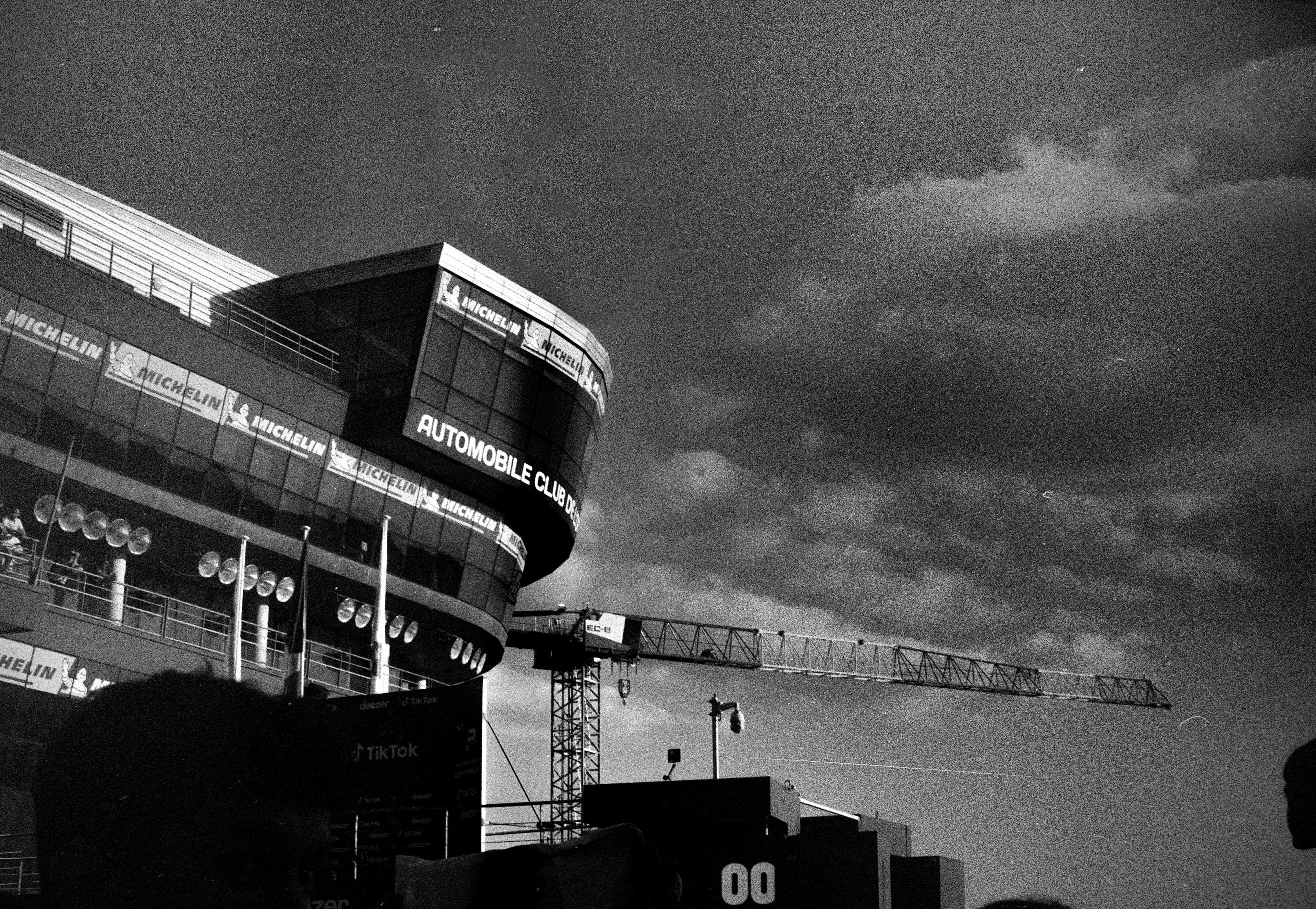 "Envahissement de piste !" - Ilford Pan 100 - Olympus OM10 ©JuniorPhotos 2022