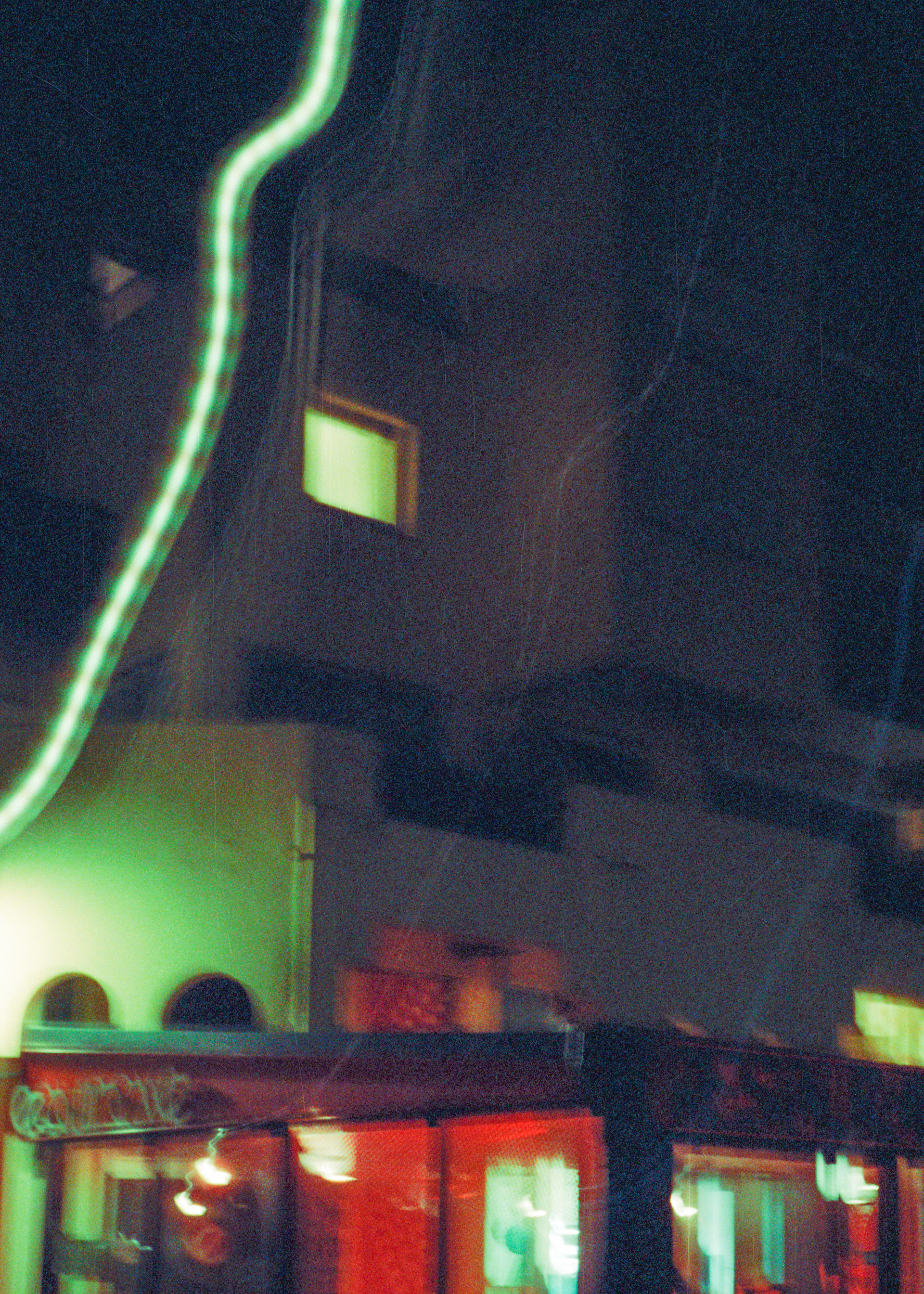 "Fenêtre" - CineStill 800T - Olympus OM10  ©JuniorPhotos 2022