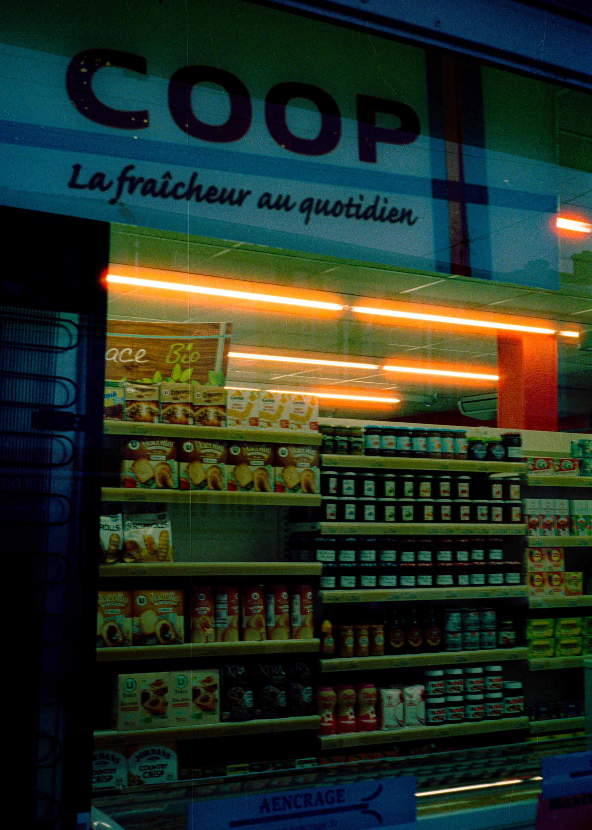 "La coop" - CineStill 800T - Olympus OM10  ©JuniorPhotos 2022