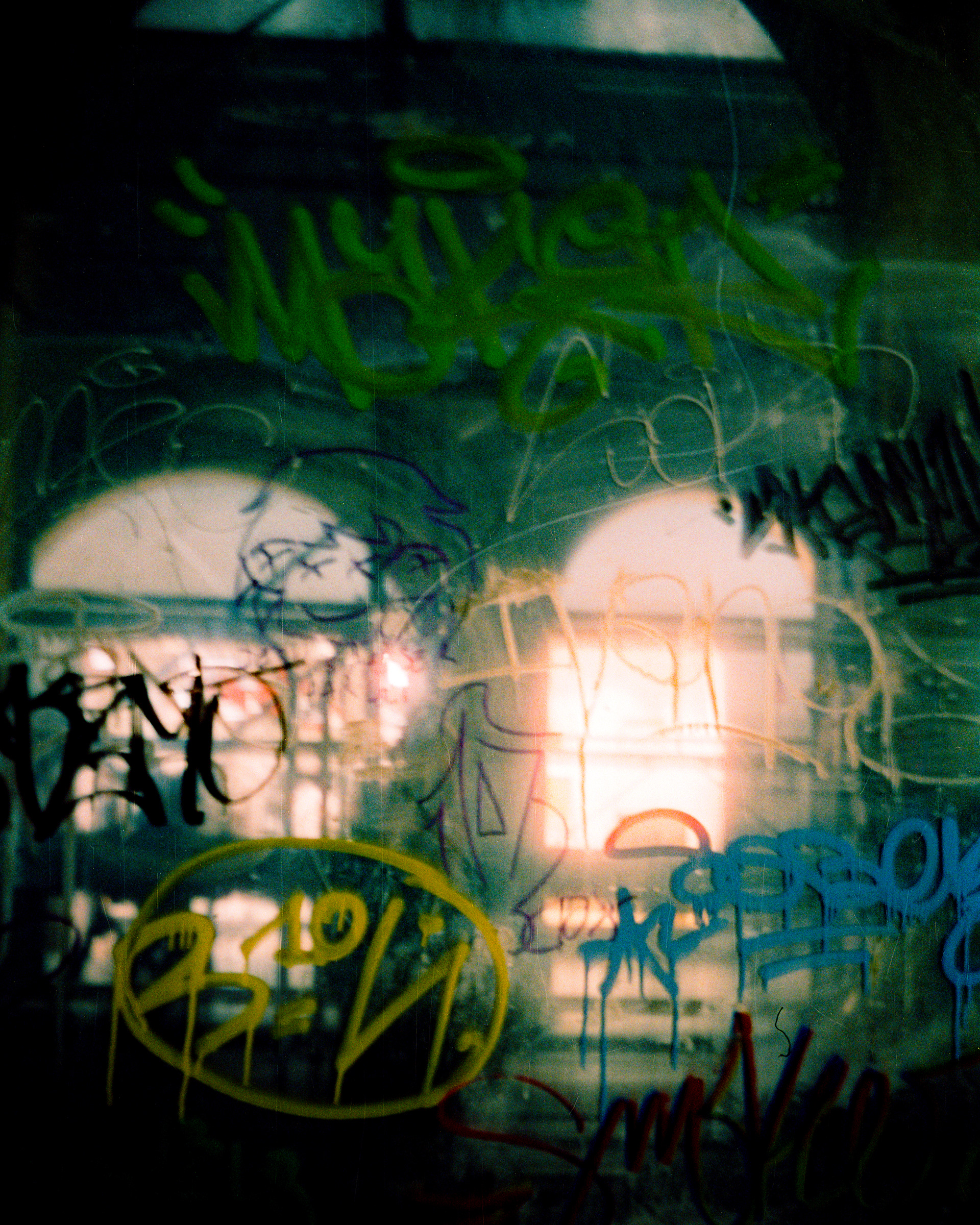 "Graffitis" - CineStill 800T - Olympus OM10  ©JuniorPhotos 2022