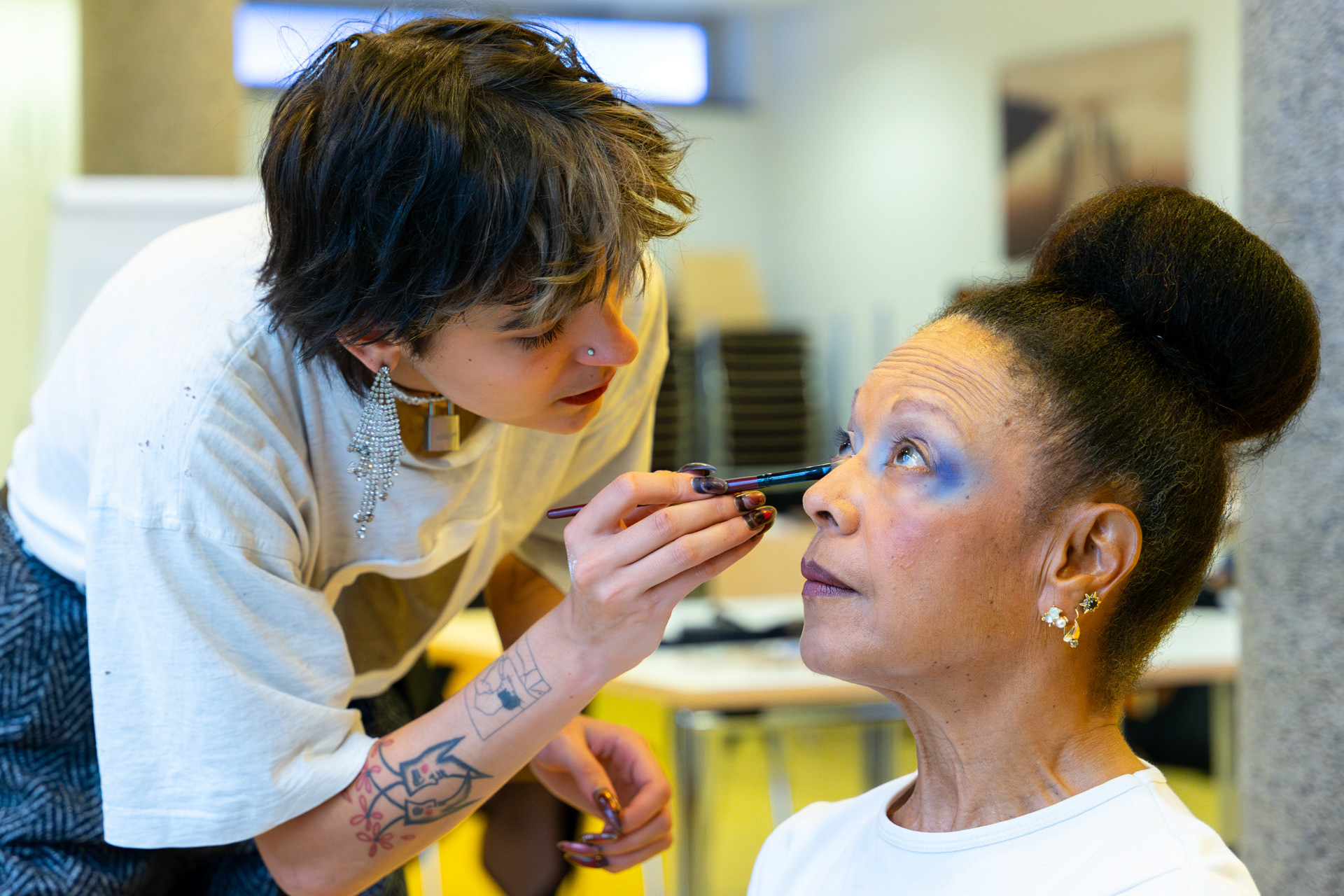 Make-Up Artistin Elliot de Jansen und Darstellerin Buenaventura Braunstein