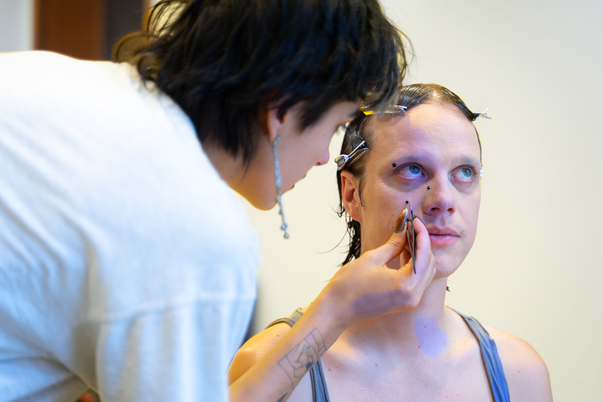 Make-Up Artistin Elliot de Jansen und Darsteller Simon Steinhorst