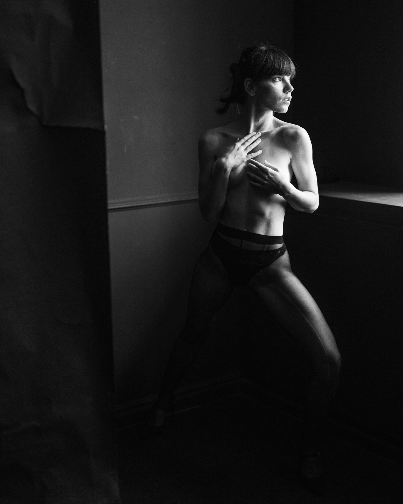 Black-and-white portrait of actor Elena Ecaterina Lupu in dramatic side light, photographed by Alex Gâlmeanu.