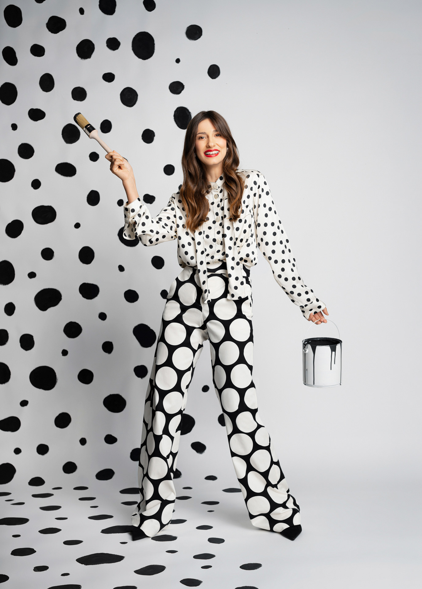 Woman in graphic black-and-white styling and surroundings for Carrefour, photographed by Alex Gâlmeanu.