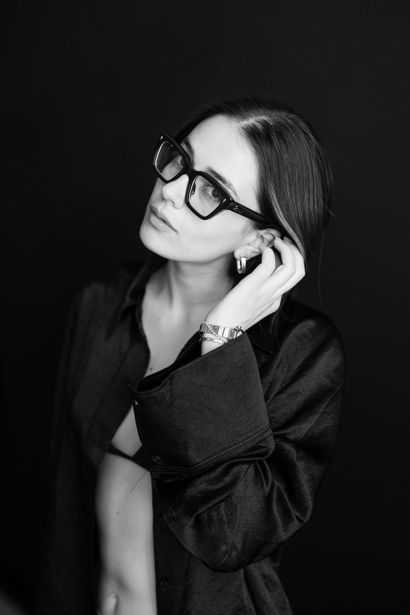 Black-and-white portrait of content creator Ada Goiu wearing glasses and looking upward, photographed by Alex Gâlmeanu.