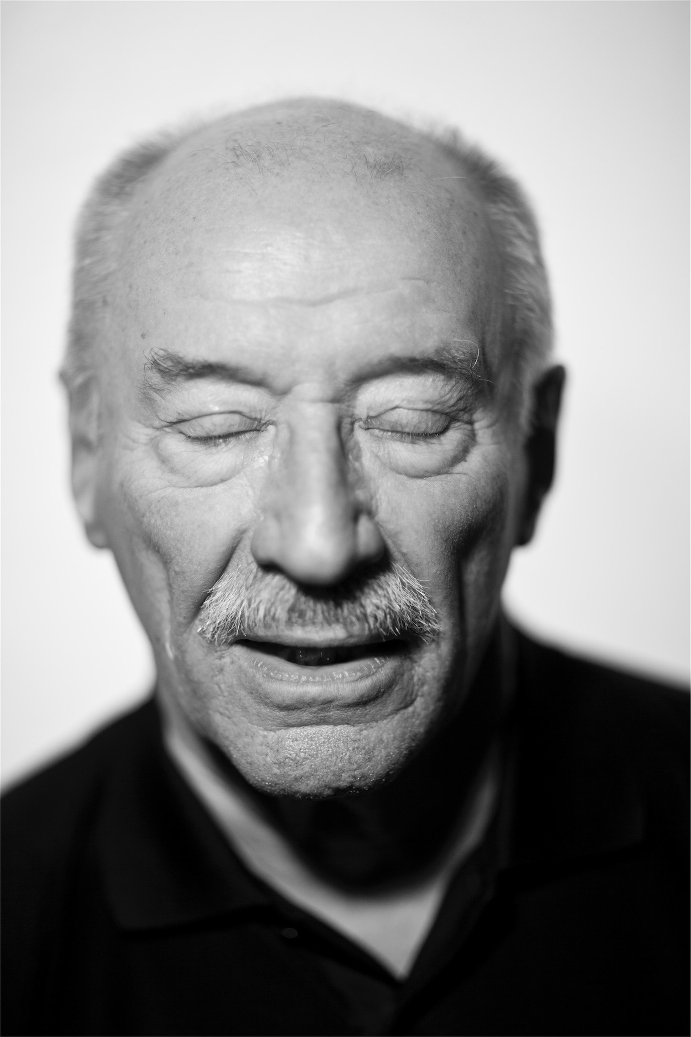 Black-and-white close-up of Victor Rebengiuc with his eyes closed, photographed by Alex Gâlmeanu.