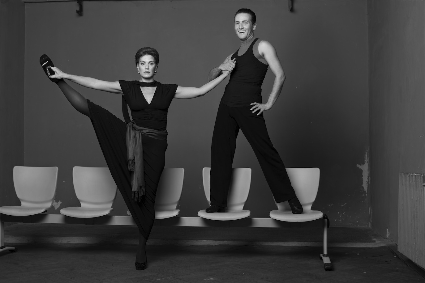 Maia Morgenstern and Răzvan Mazilu performing a playful balancing pose in black and white, photographed by Alex Gâlmeanu.