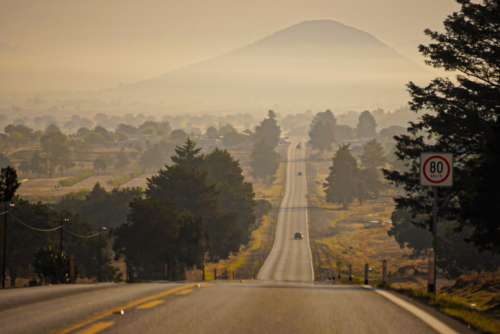 los tiempos de la distancia entre montañas y neblina
