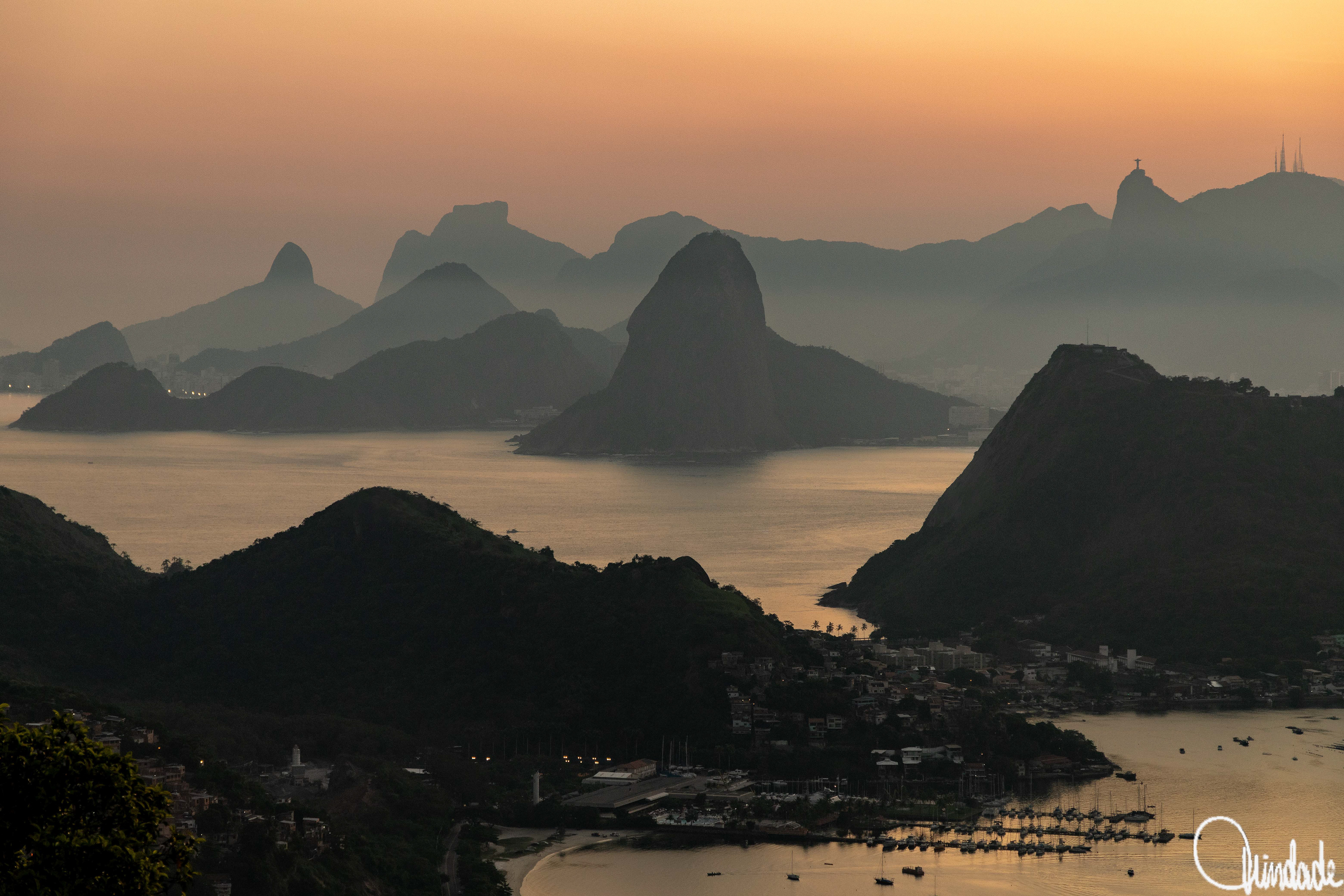 Montanhas do Rio de Janeiro vistas do Parque da Cidade, Niterói (RJ), com o Pão de Açúcar e o Cristo Redentor ao fundo ao entardecer