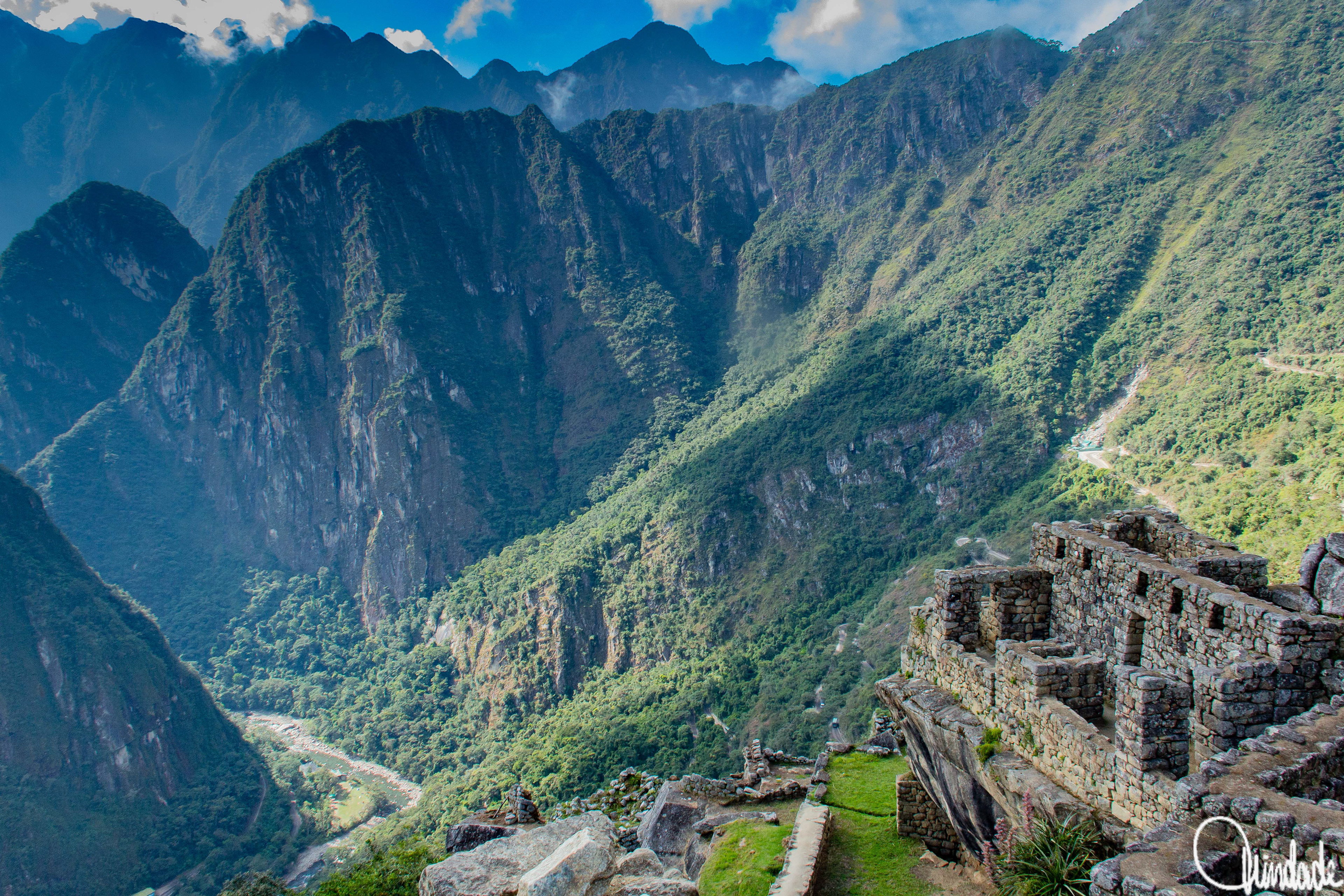 Vista panorâmica de Machu Picchu, Peru, mostrando ruínas incas e o vale do rio Urubamba ao fundo