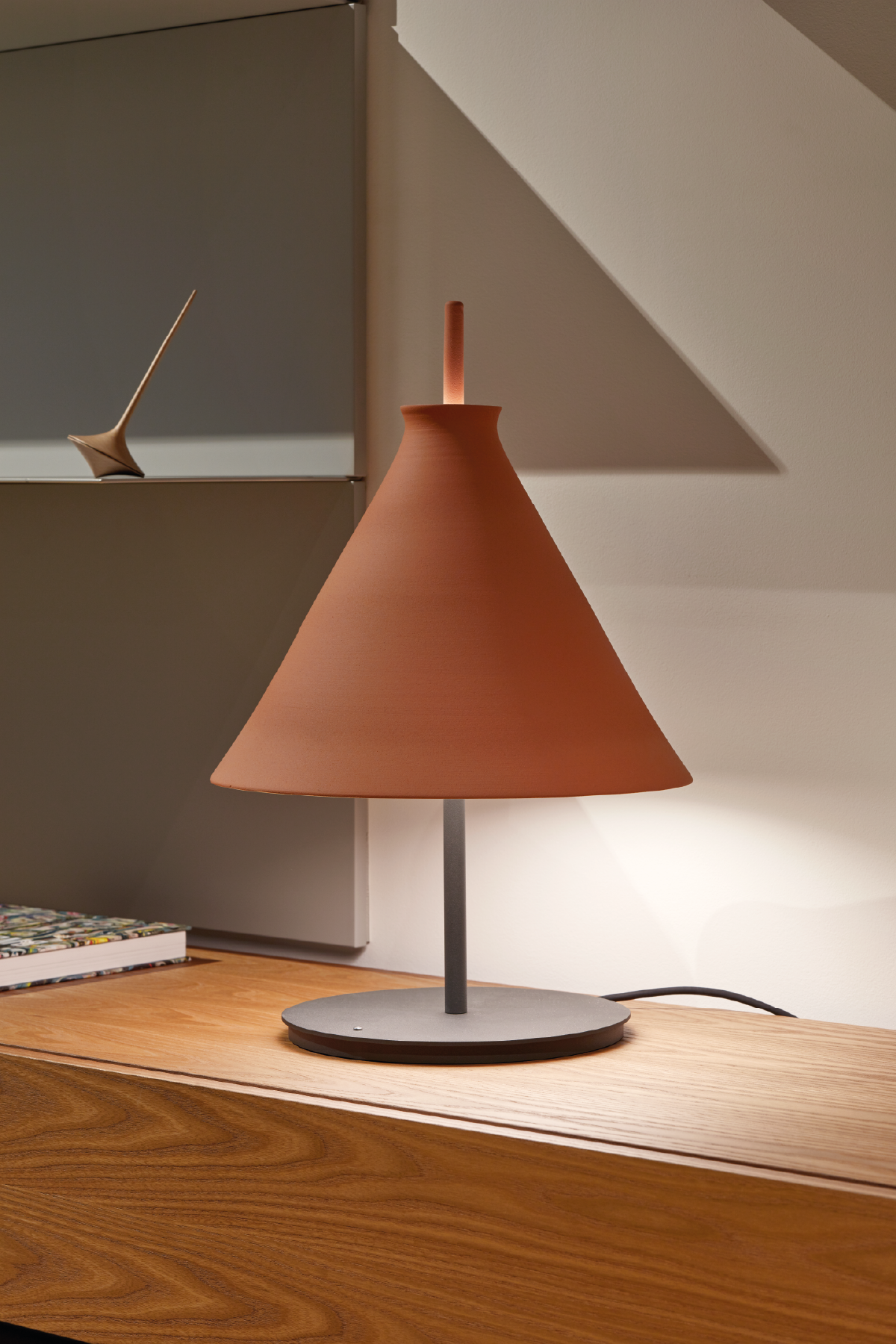 Totana35 table lamp in red.