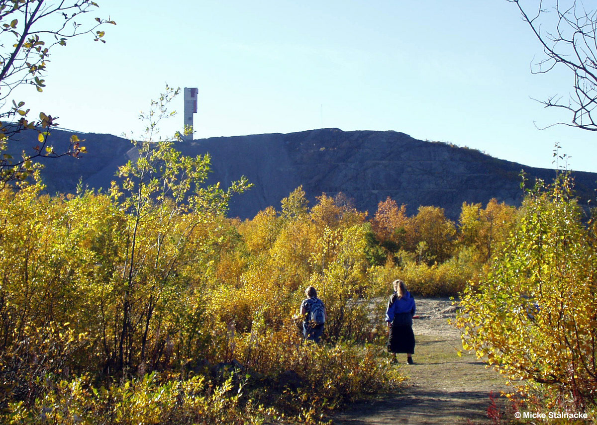 Birgitta och Catharina Karlsson på förbjudet område, hösten 2003.