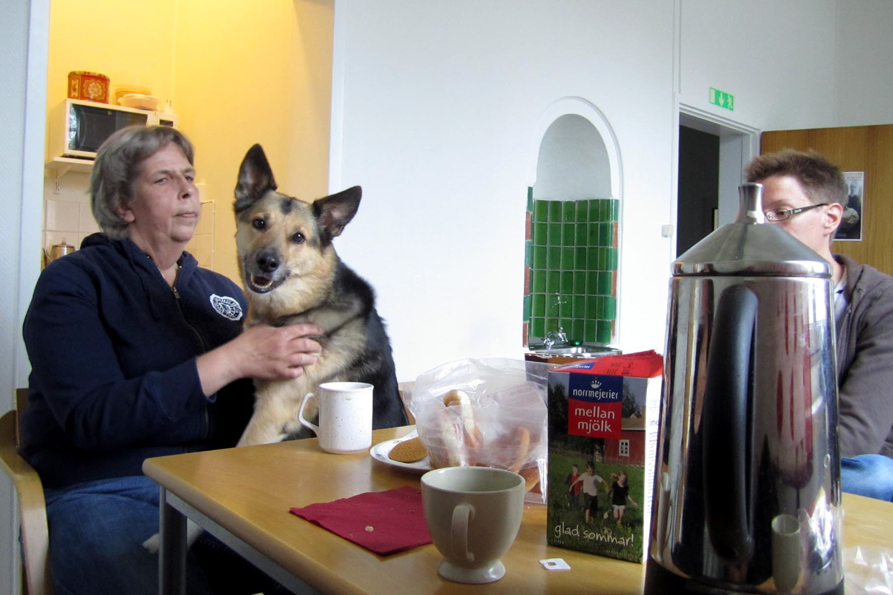 Pepparkaksfika på Kiruna Tidningen med Birgitta, Matilda och undertecknad, sommaren 2010. Foto: Emma-Sofia Olsson.