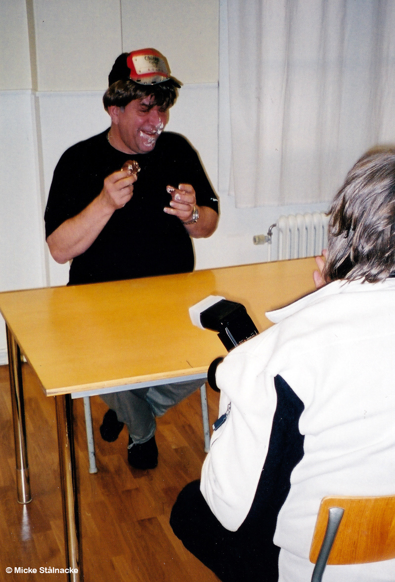 Birgitta fotograferar Kjell Eriksson för en text i Kiruna Tidningen., 2004