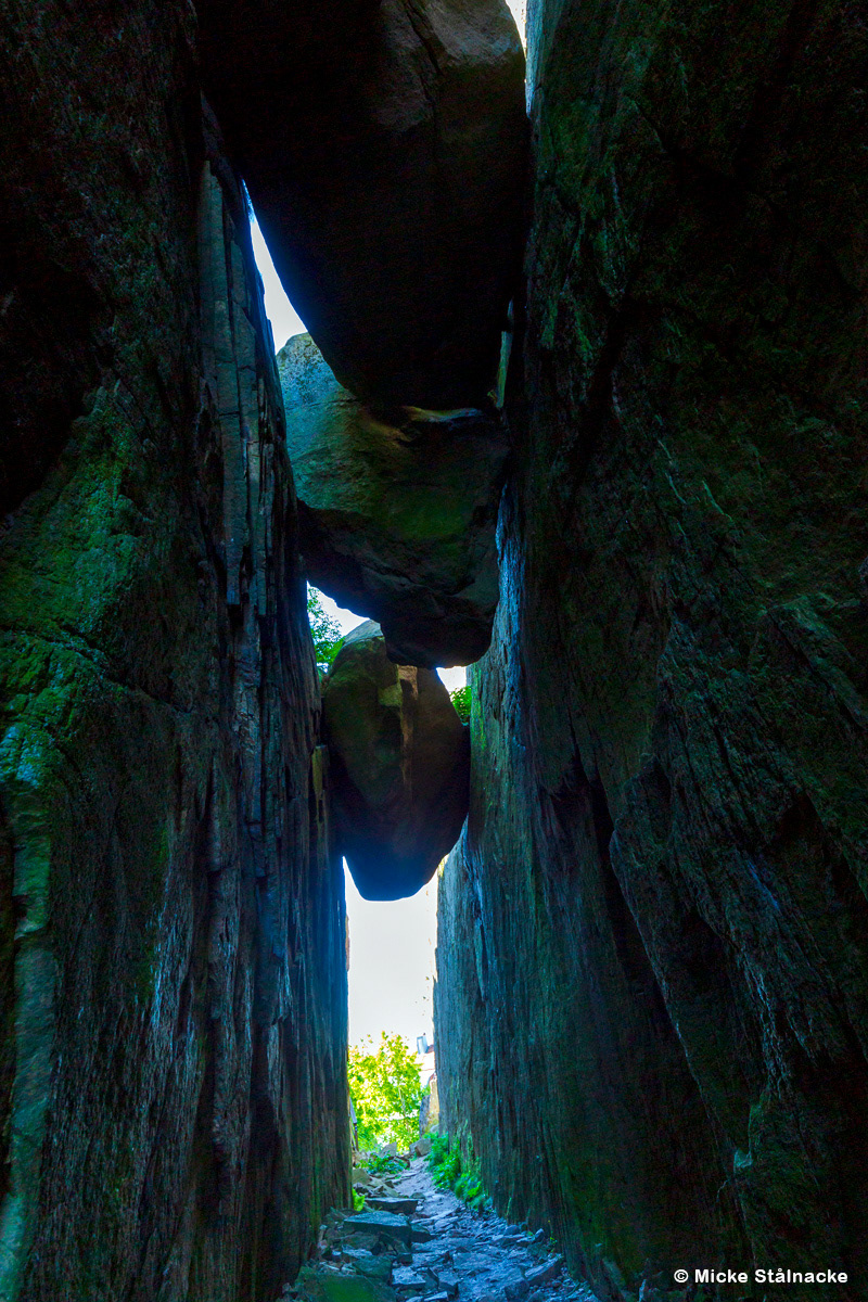 Vargklämman i "Ronja Rövardotter" (1984). Kungsklyftan i Fjällbacka (2022).