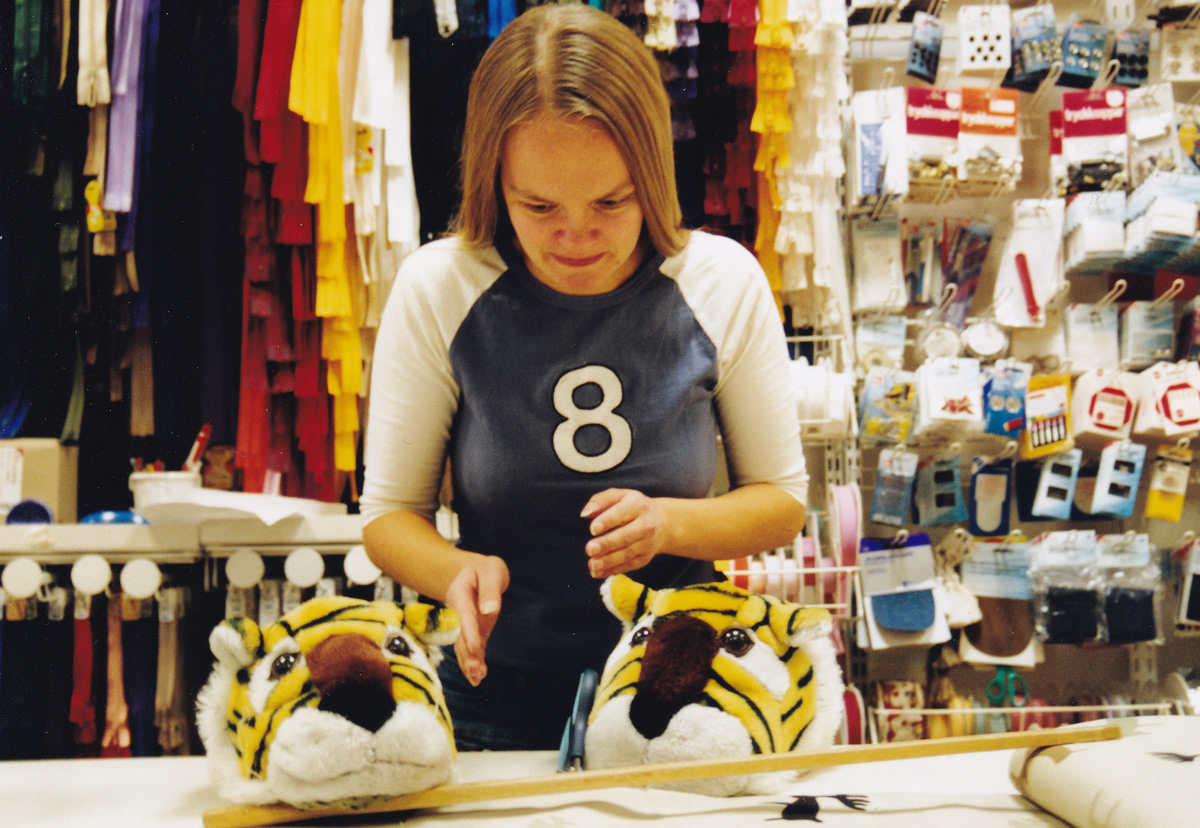 Annica Henelund med de kidnappade tigertofflorna, hösten 2003. Foto: Birgitta Isacsson.