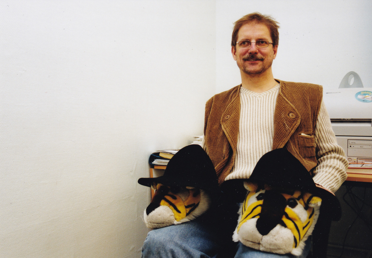 Thomas Olofsson med de kidnappade tigertofflorna, hösten 2003. Foto: Birgitta Isacsson.