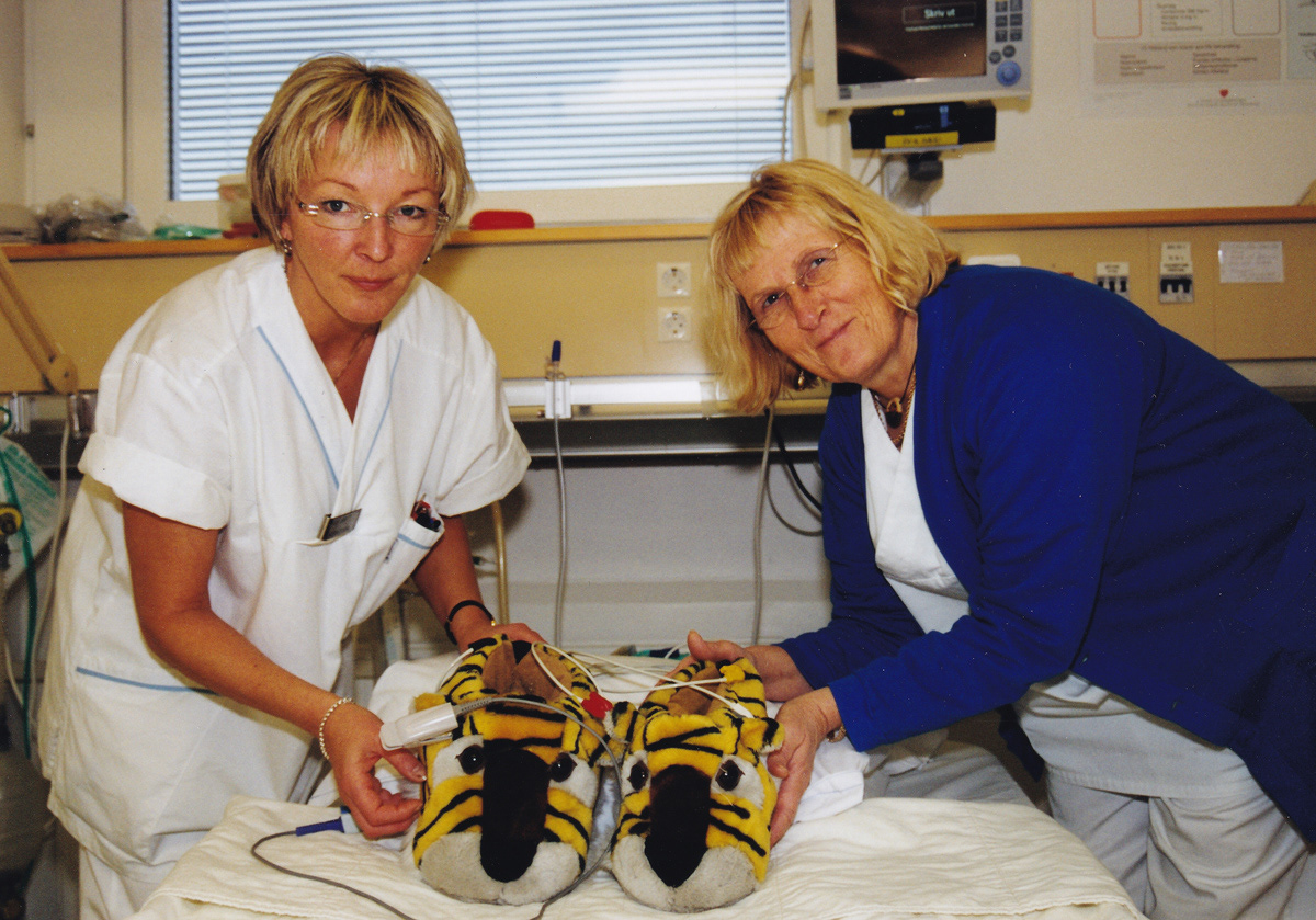 May-Britt Lundström och Ann-Kristin Semberg med de kidnappade tigertofflorna, hösten 2003. Foto: Birgitta Isacsson.