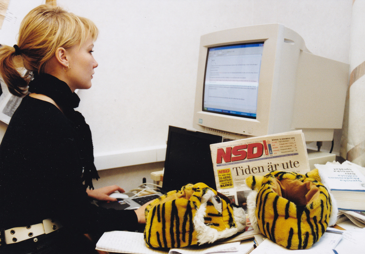 Lina Norberg Juuso med de kidnappade tigertofflorna, hösten 2003. Foto: Birgitta Isacsson.