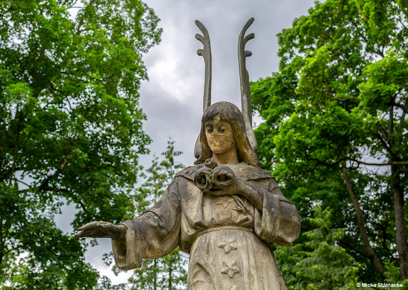 Skulptur på kyrkogården Bernardine i Vilnius, Litauen (2024).
