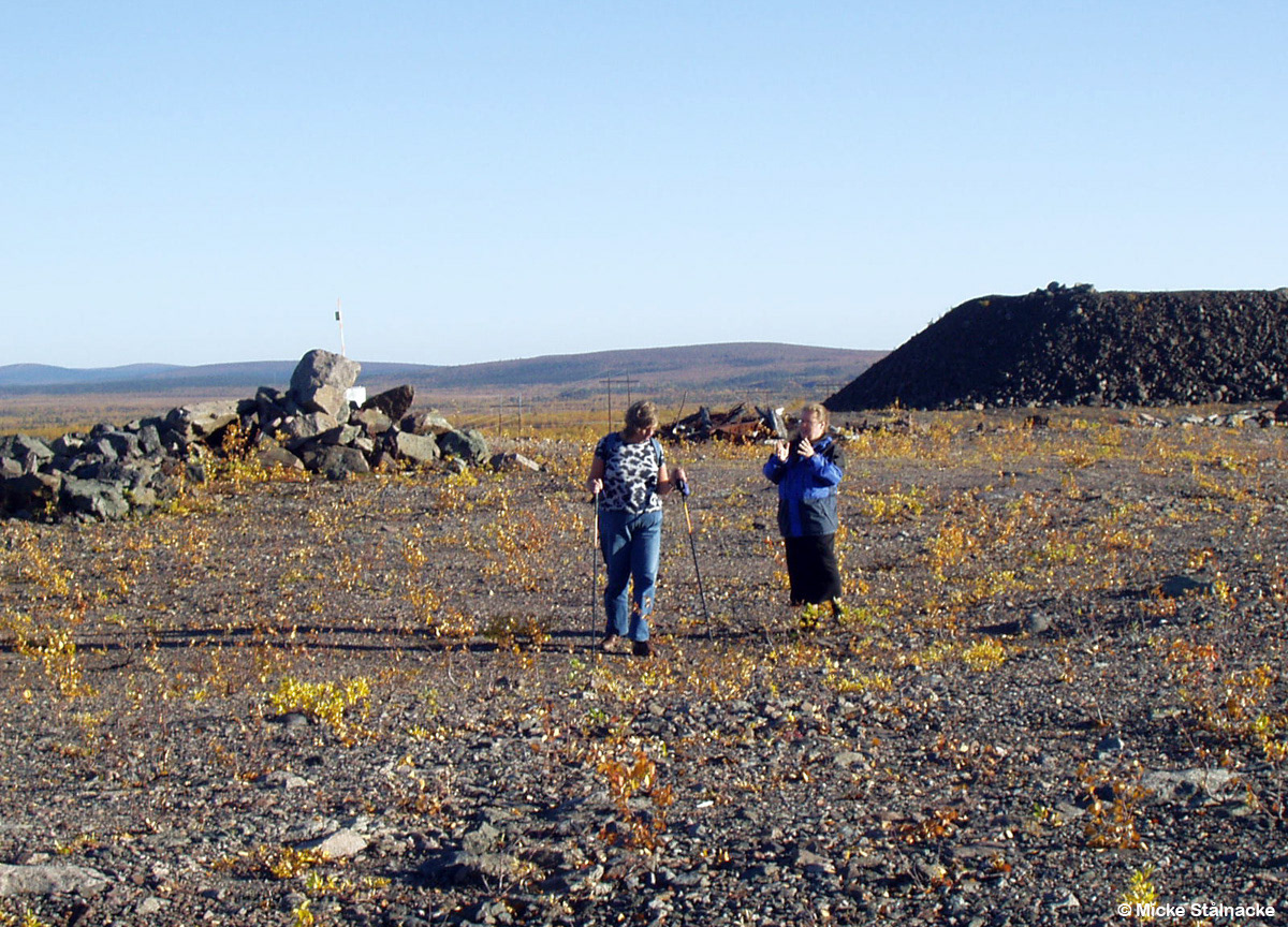 Birgitta och Catharina Karlsson på förbjudet område, hösten 2003.