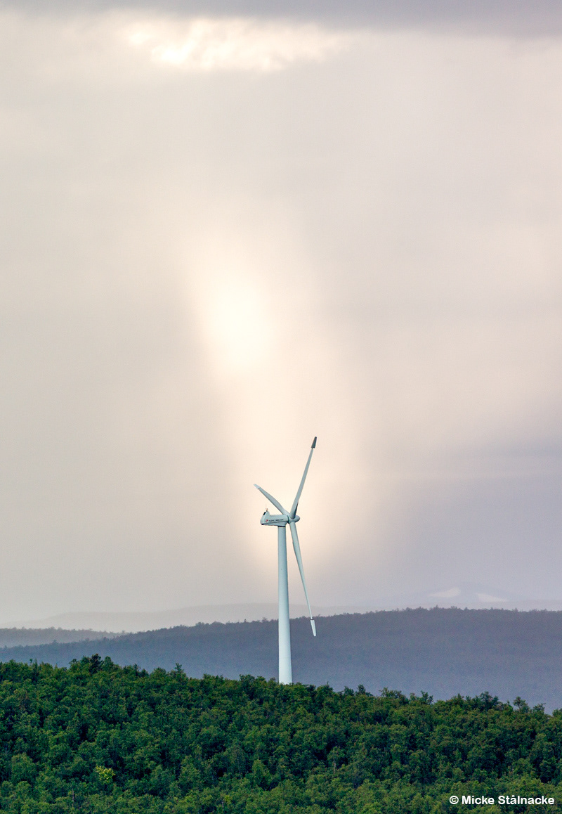 Ljus över vindkraftverk utanför Kiruna, Lappland (2026).