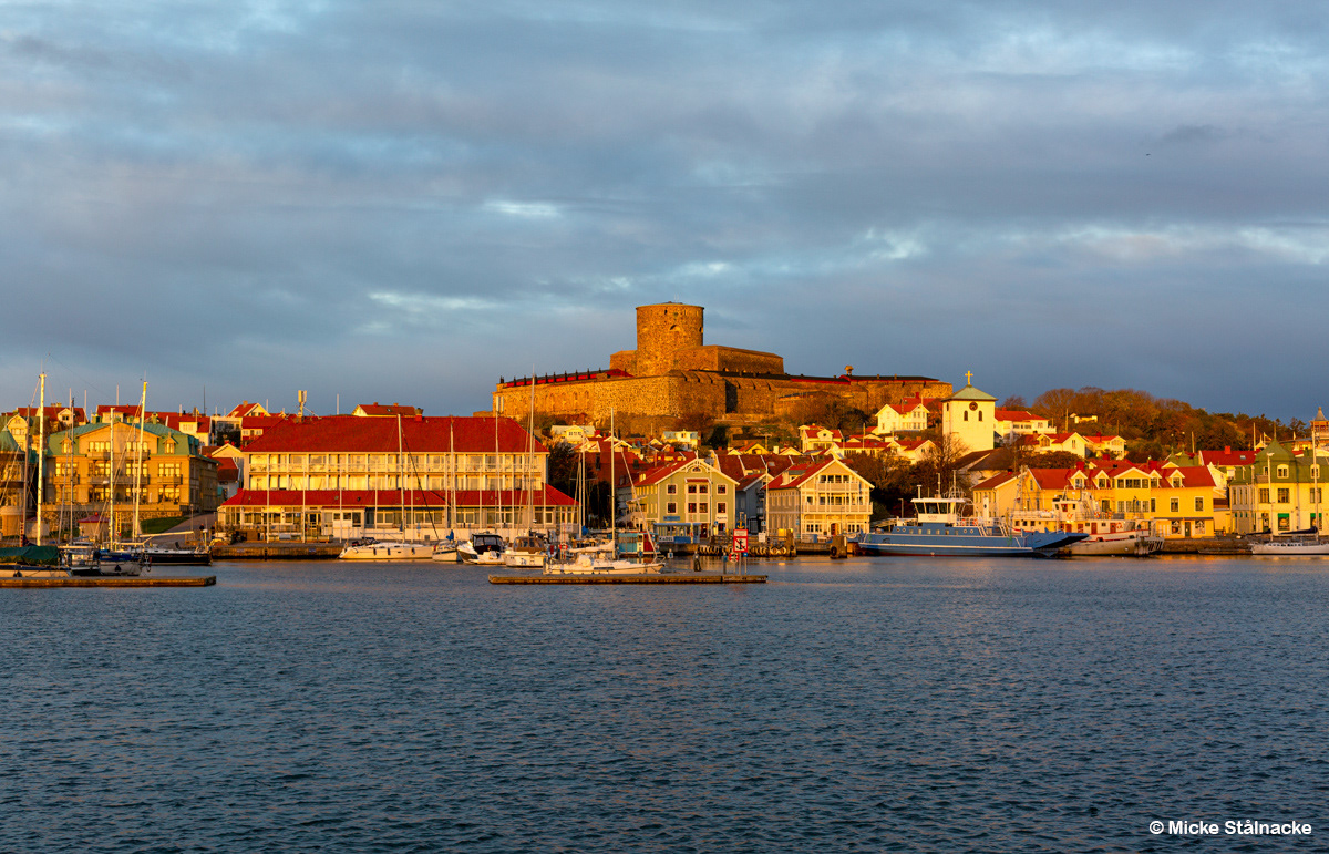 Morgonsol över Marstrand.