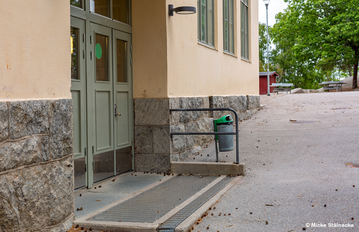 Skolan i "Kråkguldet" (1969). Gamla skolan i Hässelby Villastad, Stockholm (2026).