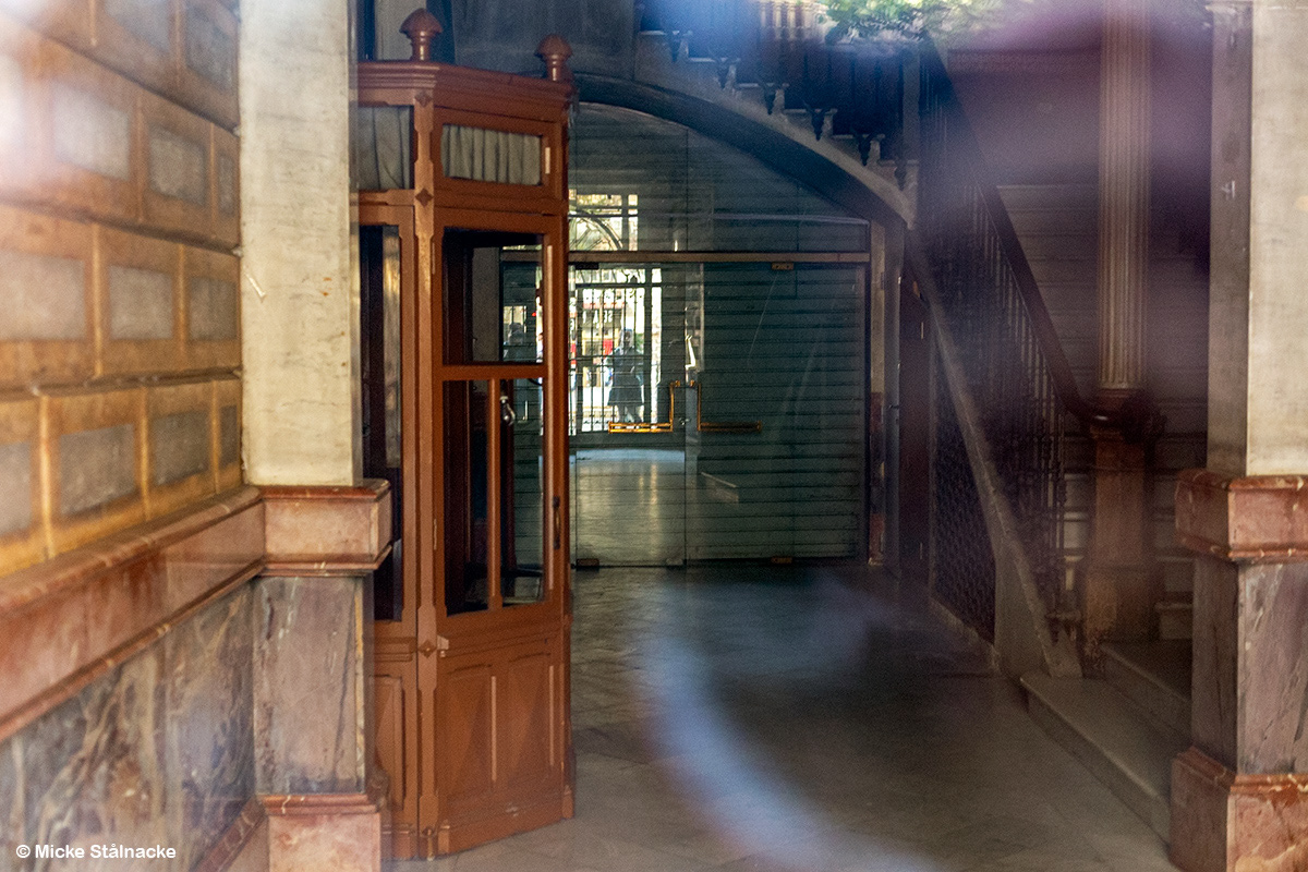 Trapphuset i "REC" (2007). Fotograferat genom en glasruta med ISO 3600. Barcelona, Spanien (2017).