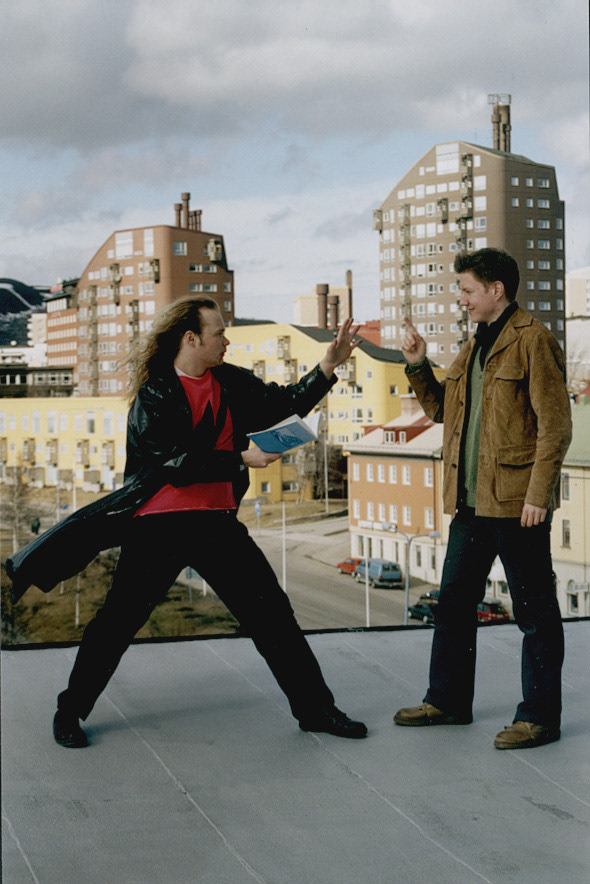 Markus Thornberg och undertecknad på gamla stadshustaket med en vy som inte längre finns. Bilden är tagen i samband med marknadsföringsbilder för "Det Magnetiska Hjärtat", våren 2002. Foto: Birgitta Isacsson.