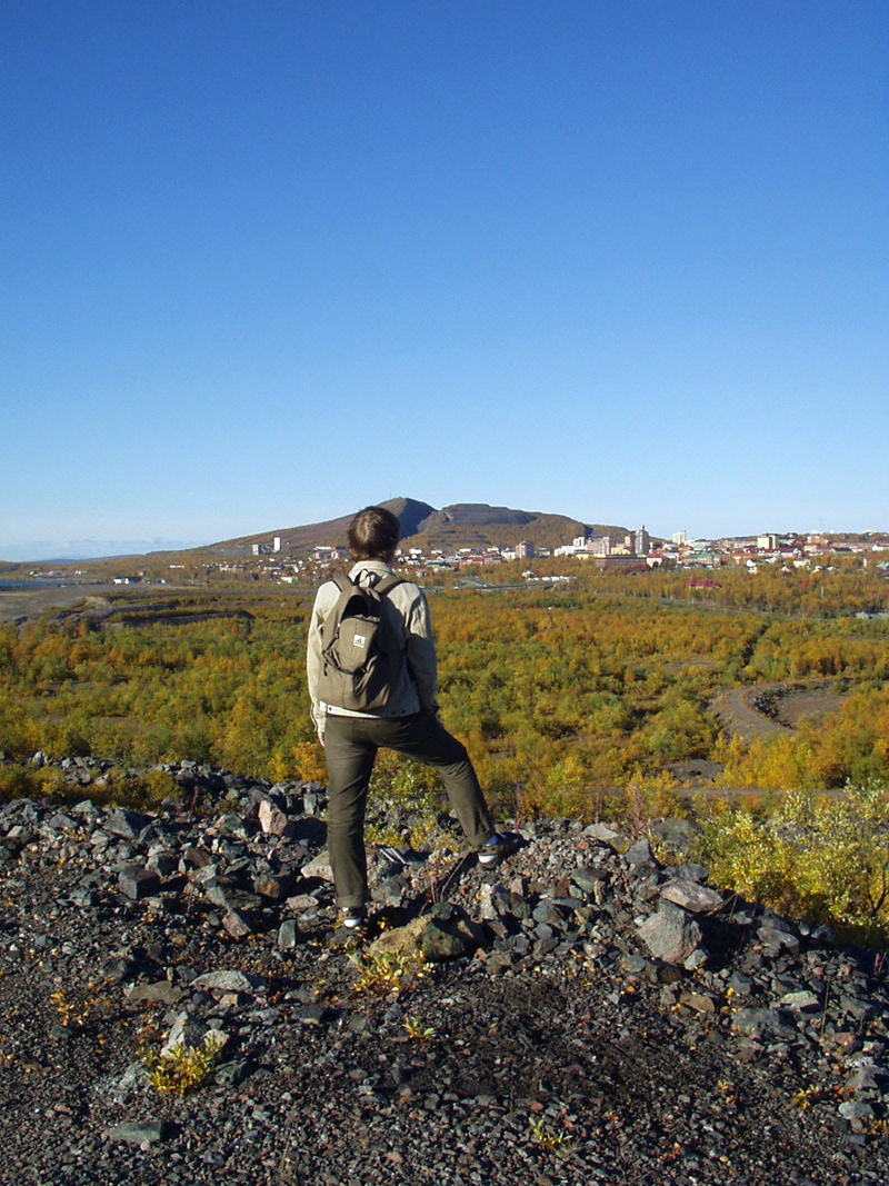 Undertecknad spanar mot ett svunnet Kiruna, hösten 2003. Foto: Birgitta Isacsson.