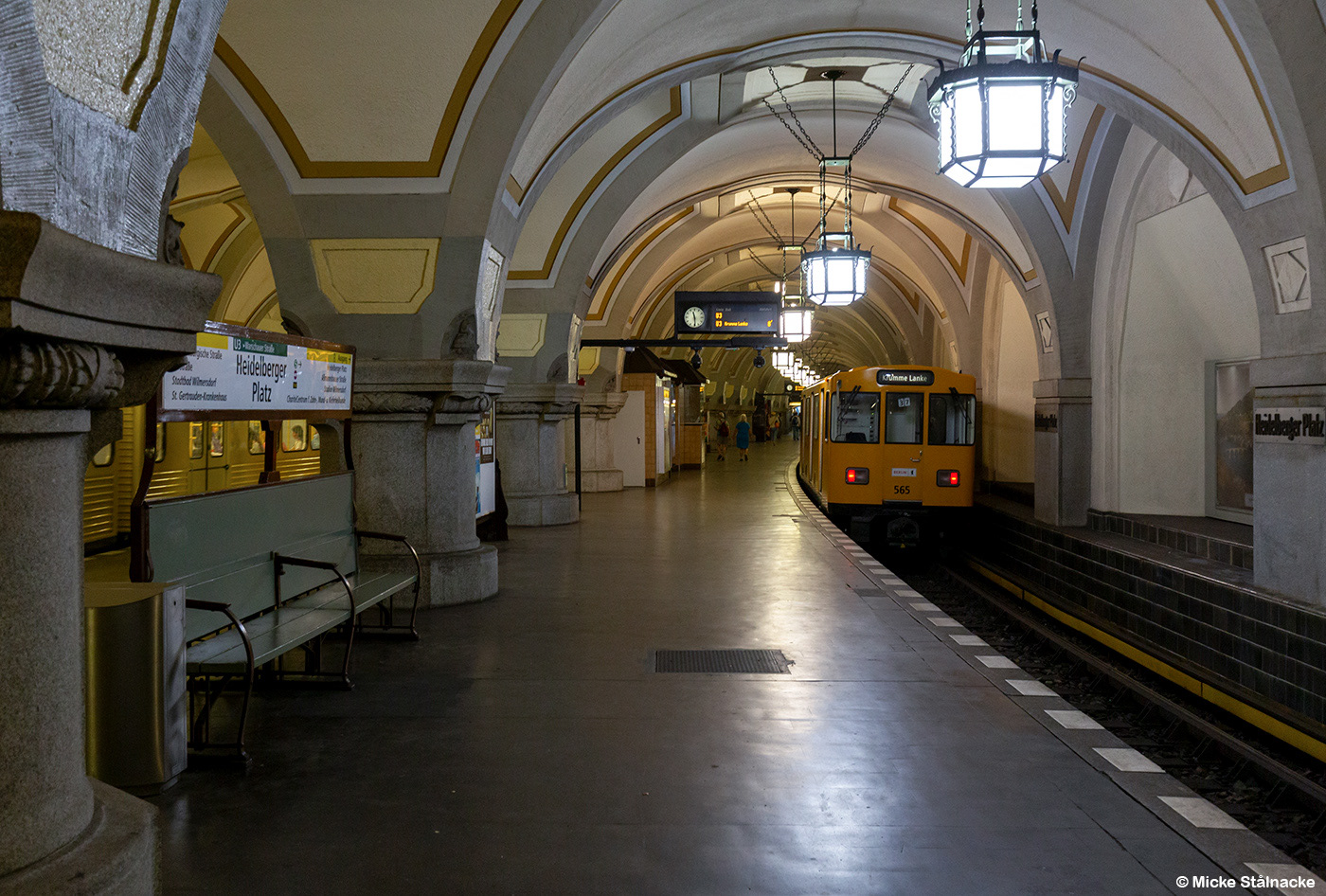 Tunnelbanestationen i Lamberto Bavas "Demoni" (1985). Heidelberger Platz, Berlin, Tyskland (2024).