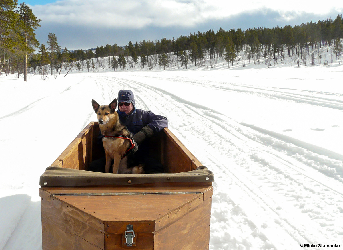 Med farfar i skoterkälken. Aborrsjön, påsken 2010.