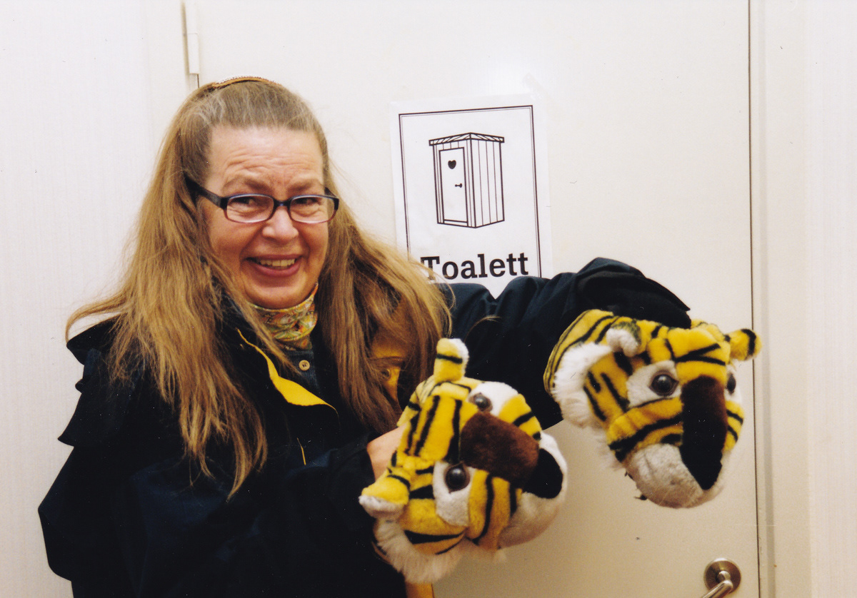 Barbro Behm med de kidnappade tigertofflorna, hösten 2003. Foto: Birgitta Isacsson.