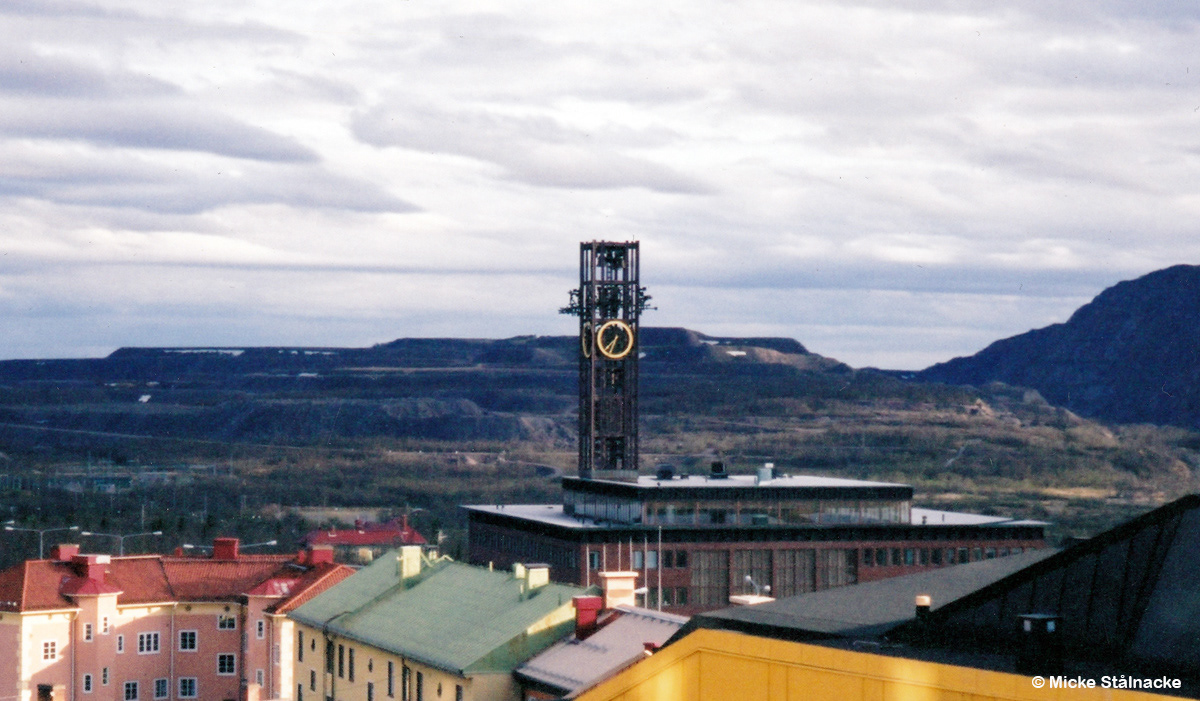 Vy mot Kirunas gamla stadshus, våren 2004.