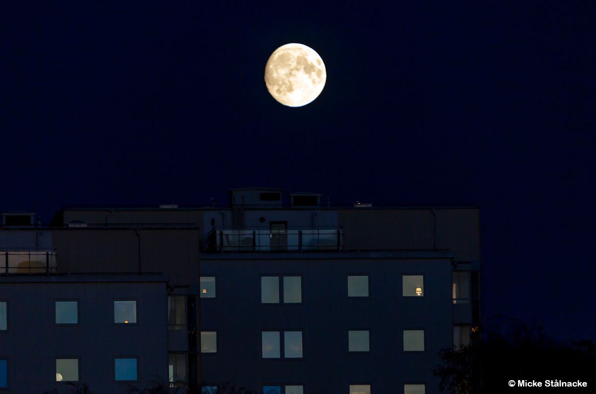 Måne över Bohusgården, Uddevalla (2024).