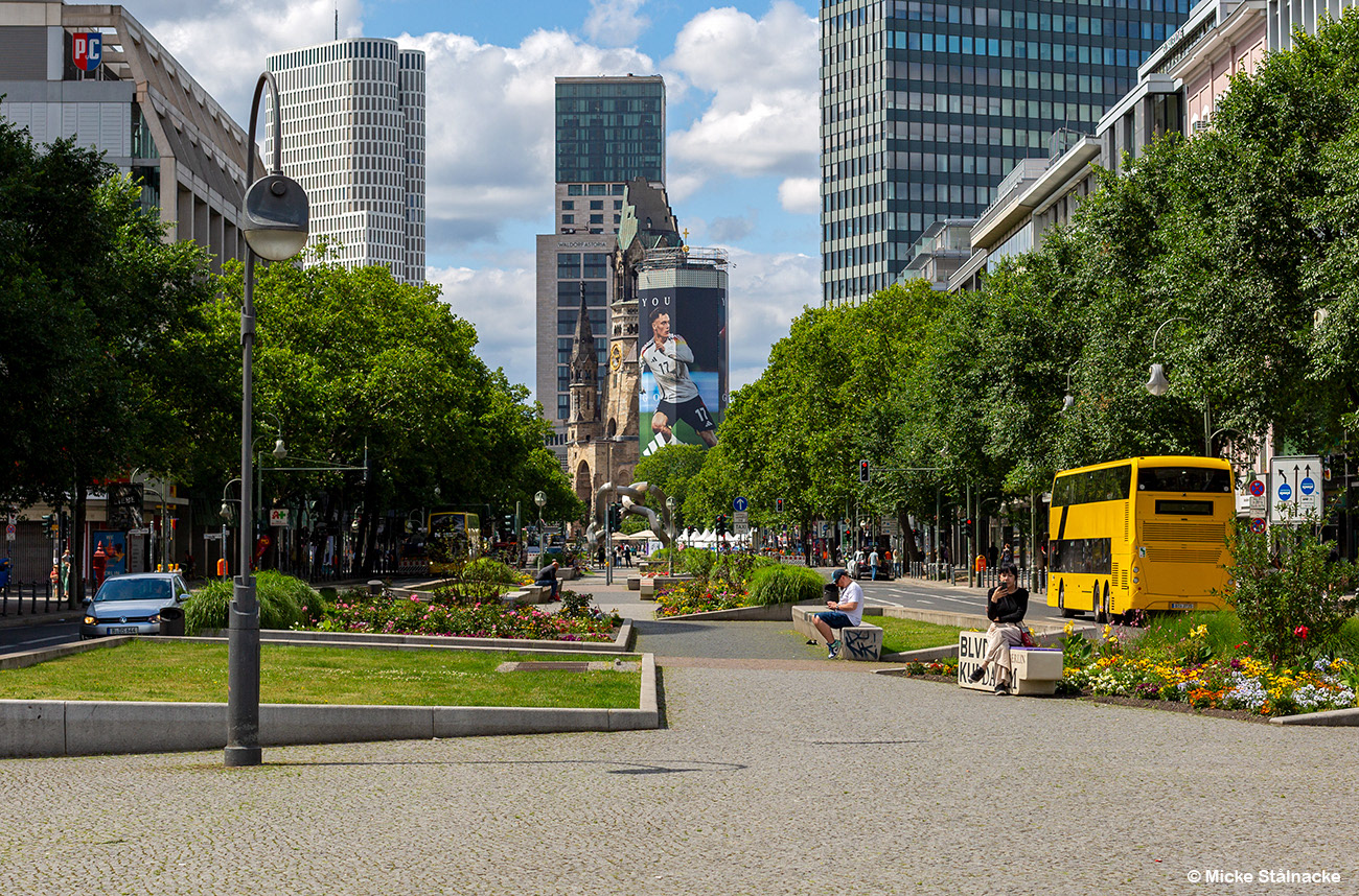 Platsen där Kathy väntar i "Demoni" (1985). Syns även i "Octopussy" (1983). Wittenbergplatz, Berlin, Tyskland (2024).