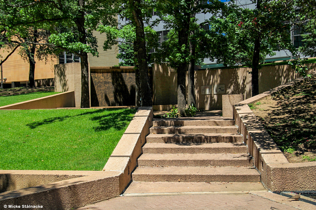 Thanksgiving Square där en viktig scen mellan Bobby och Pam utspelar sig i avsnittet "The Letter" (1983). Dallas, Texas, USA (2014).