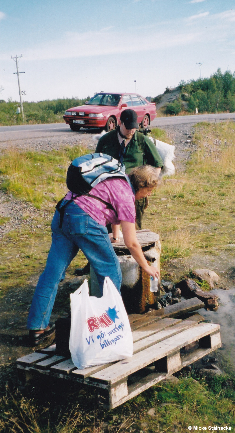 Birgitta Isacsson och Magnus Stålnacke i kallkällan vid Råttjedalen, sommaren 2002.