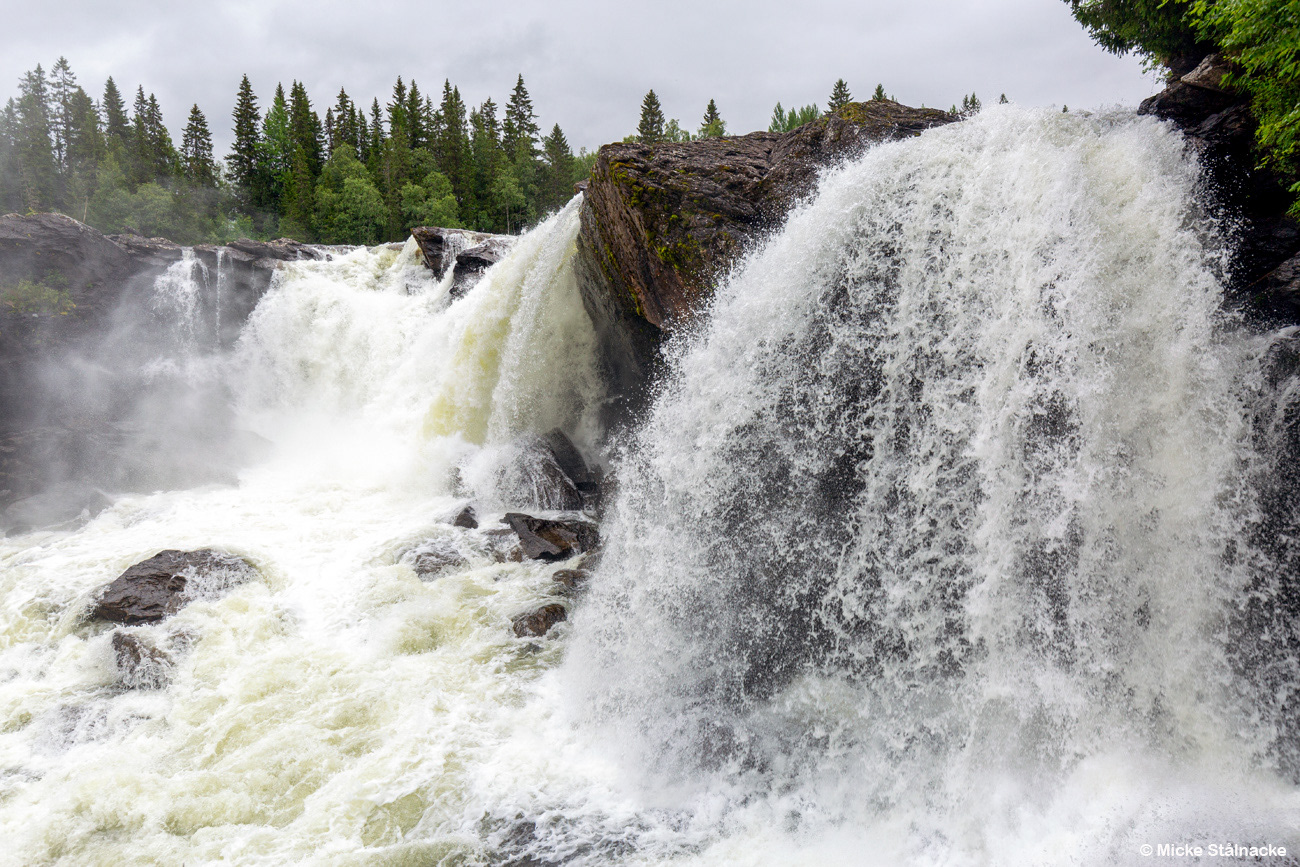 Glupafallet i "Ronja Rövardotter" (1984). Ristafallet, Jämtland (2023).